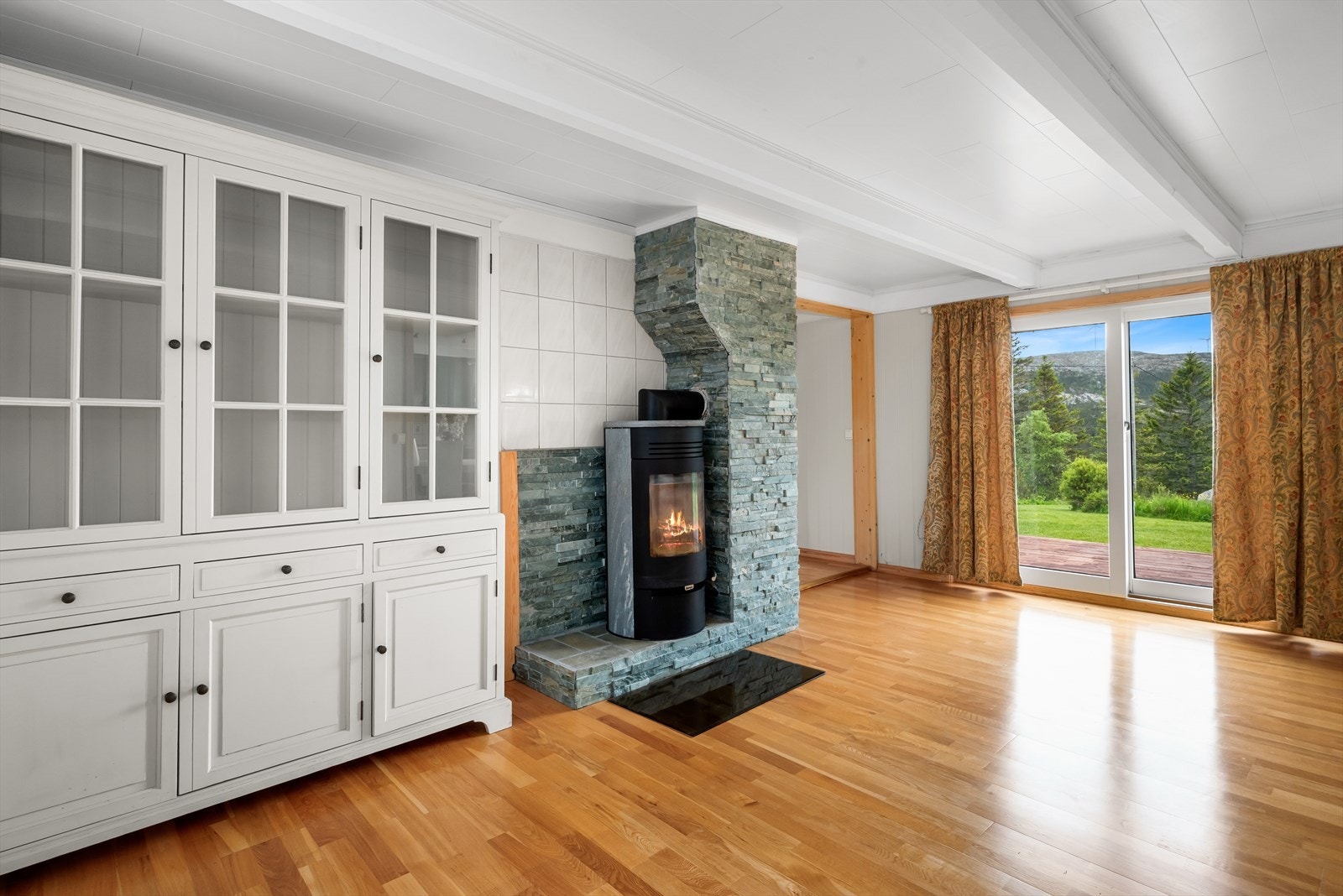 Boligen varmes opp med elektrisitet, vedfyring og varmepumpe. Denne kombinasjonen sikrer jevn og behagelig temperatur gjennom hele året. Galleribilde