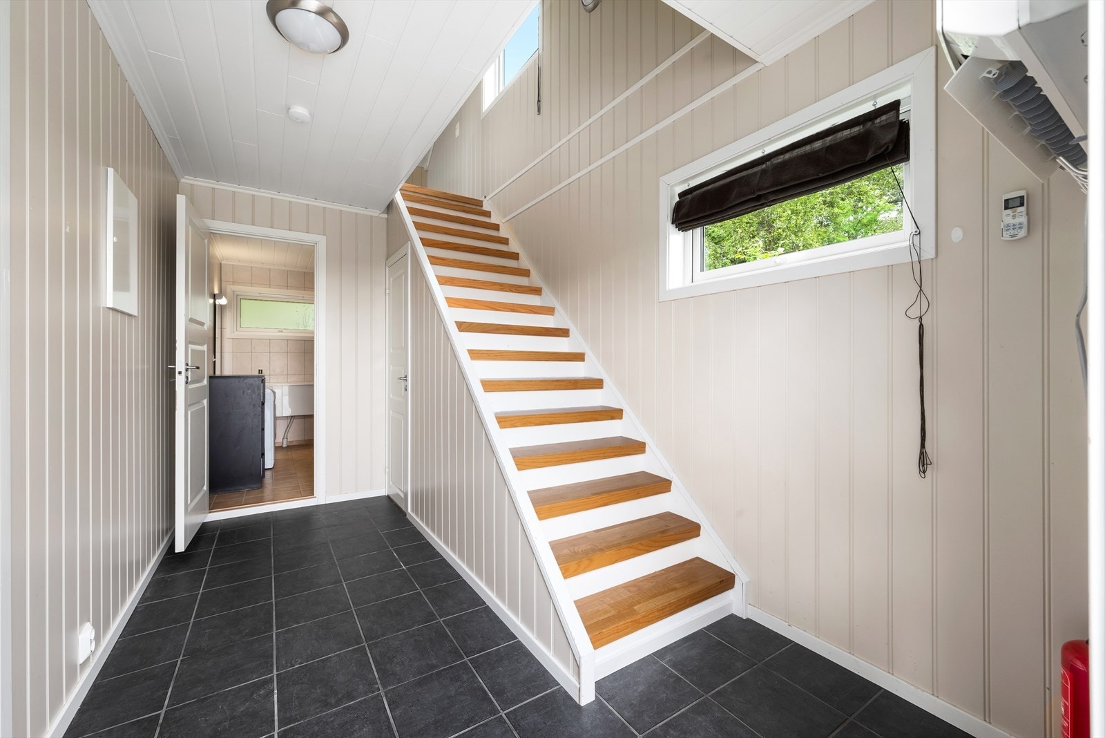 Utleiedelen går over to plan og inneholder bad, kjøkken, soverom samt stue og kjøkken. Galleribilde