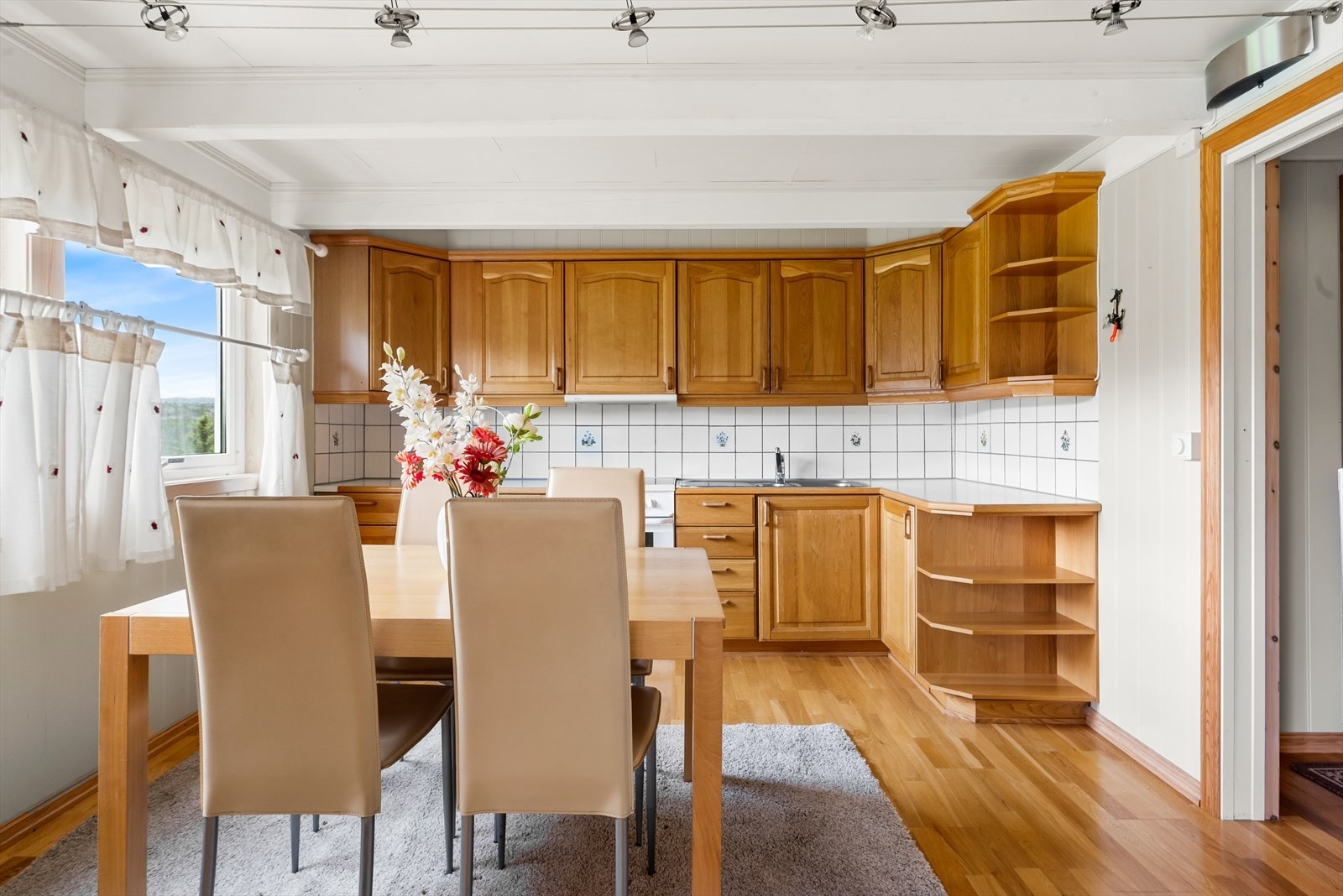 Kjøkkenet måler 13 kvm og er innredet med en solid kjøkkeninnredning. Det finnes gode muligheter for å oppgradere eller tilpasse kjøkkenet etter egen smak og behov. Galleribilde