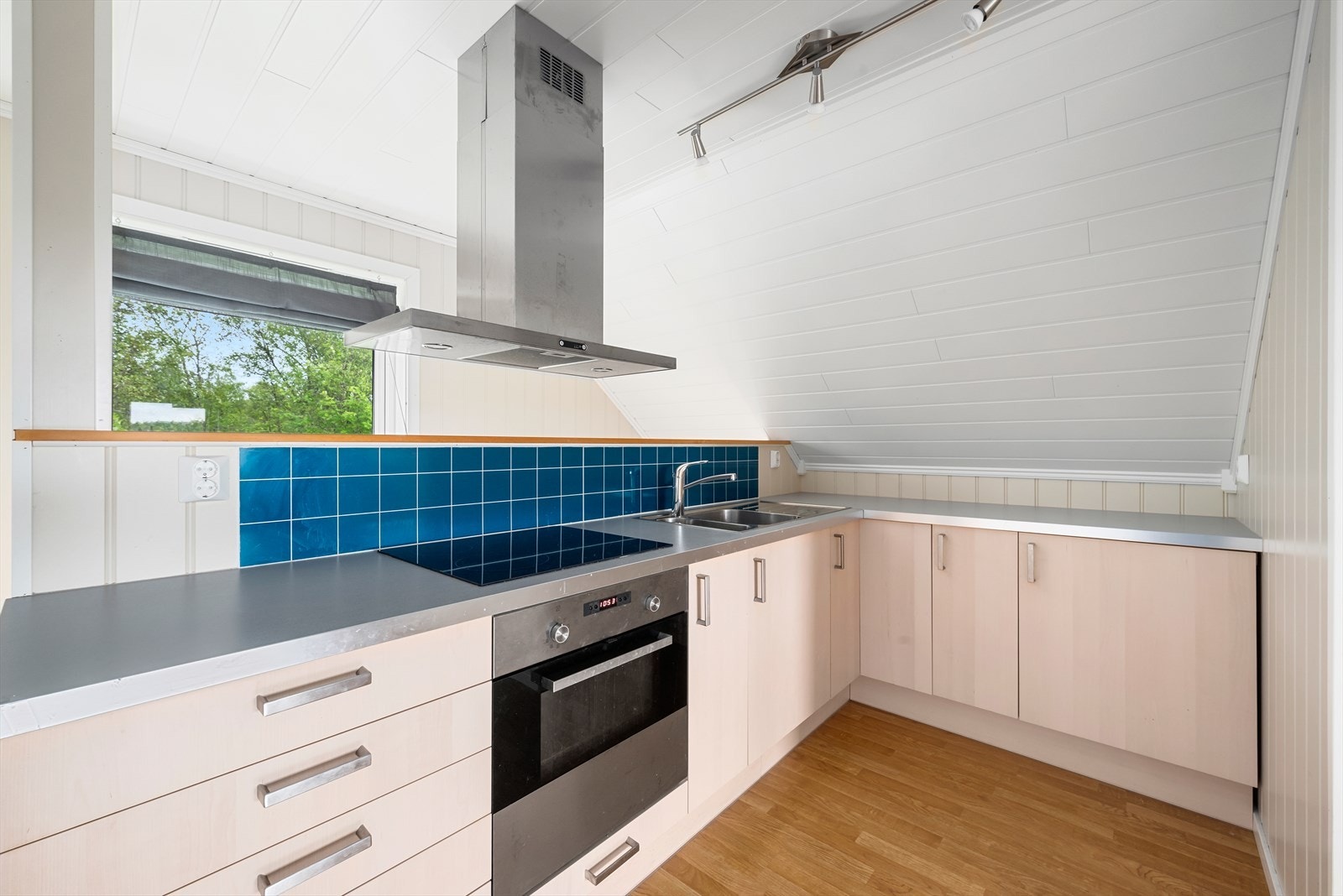 Kjøkkenet er romslig med rikelig skap- og benkeplass, og har integrerte hvitevarer som gir et moderne og praktisk preg. Galleribilde