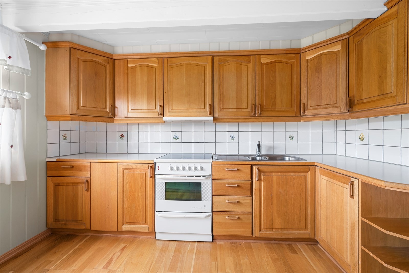 Kjøkkenet har godt med skap- og benkeplass. De store arbeidsflatene gir et praktisk utgangspunkt for matlaging. Galleribilde