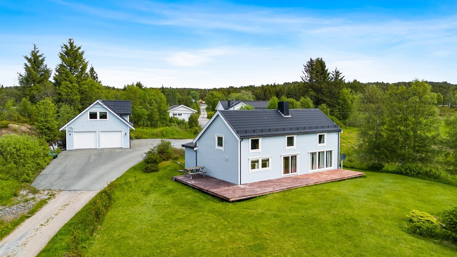 Velkommen til Svendstrøveien 10 - En romslig og innholdsrik enebolig i rolige omgivelser nær sjøen. Galleribilde