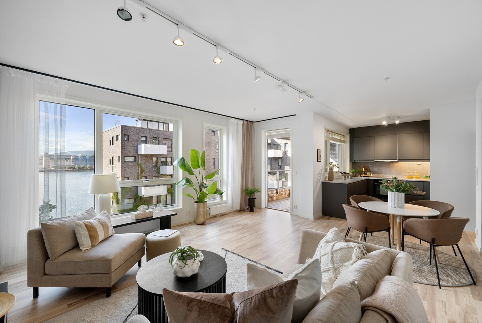 Edvard Nyberg v/ Notar har gleden av å presentere en lekker 3-roms selveier i Sørengkaia 85. Galleribilde