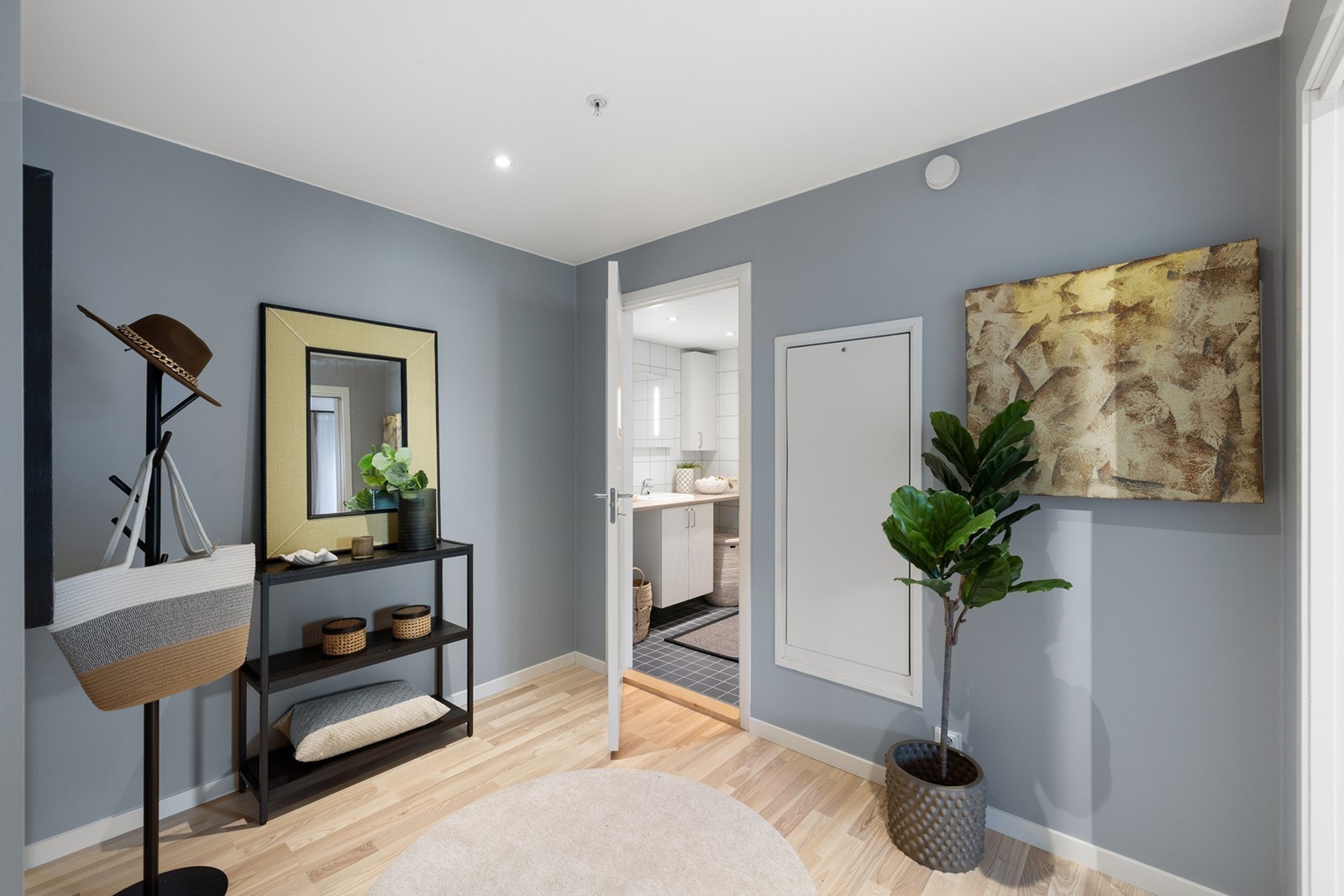 De dempede grå veggene og lyse gulvene skaper en lun og moderne atmosfære allerede ved inngangsdøren. Galleribilde