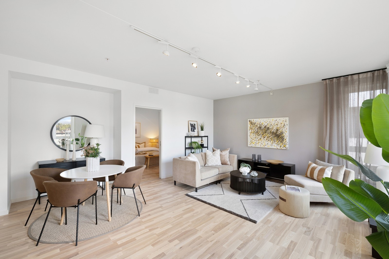 Nøytrale farger og moderne materialvalg skaper en lun og innbydende atmosfære, perfekt for både avslapning og underholdning. Galleribilde