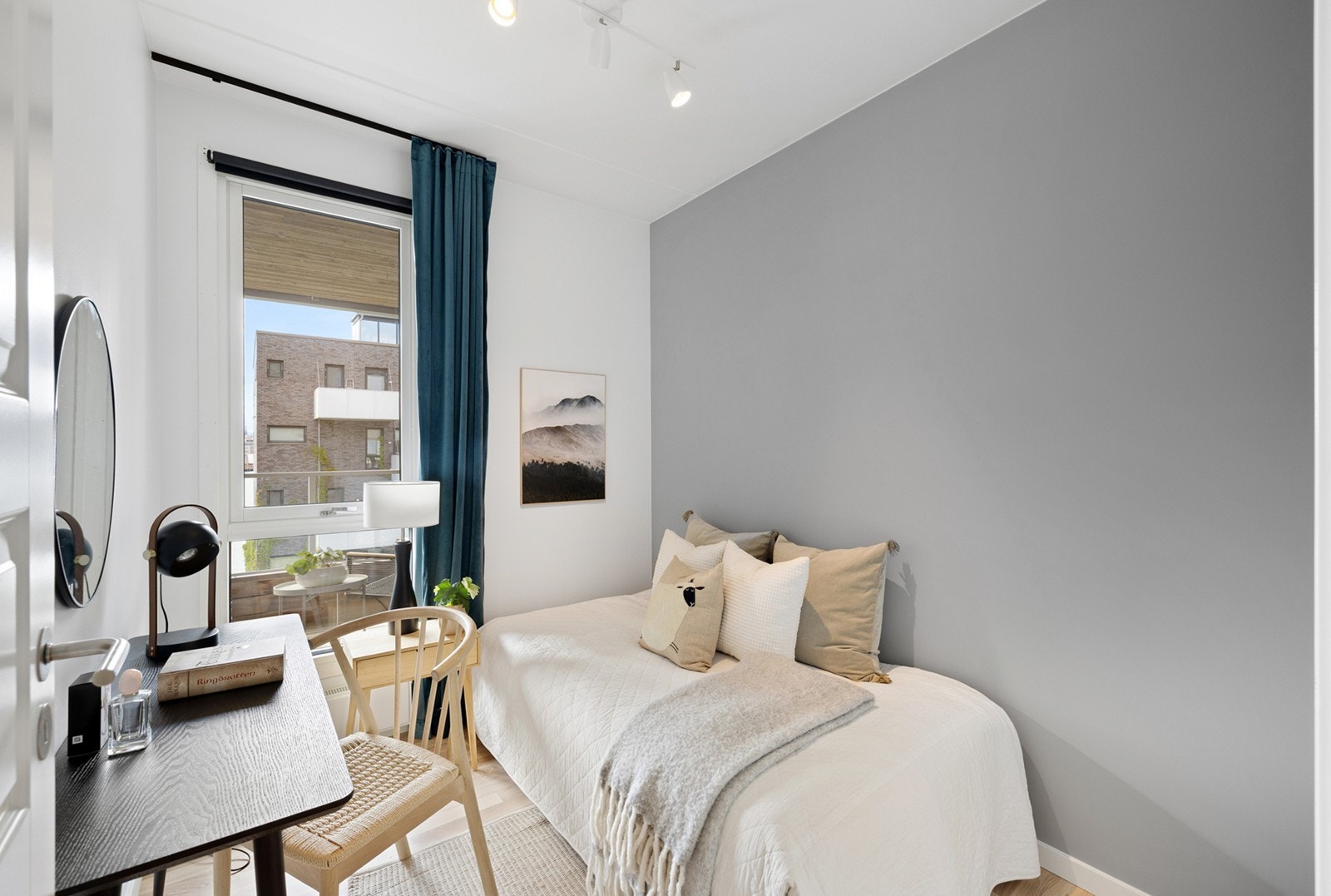 Soverom 2 - Lyst og effektivt soverom med plass til både seng og skrivebord - perfekt som barnerom, gjesterom eller hjemmekontor. Galleribilde