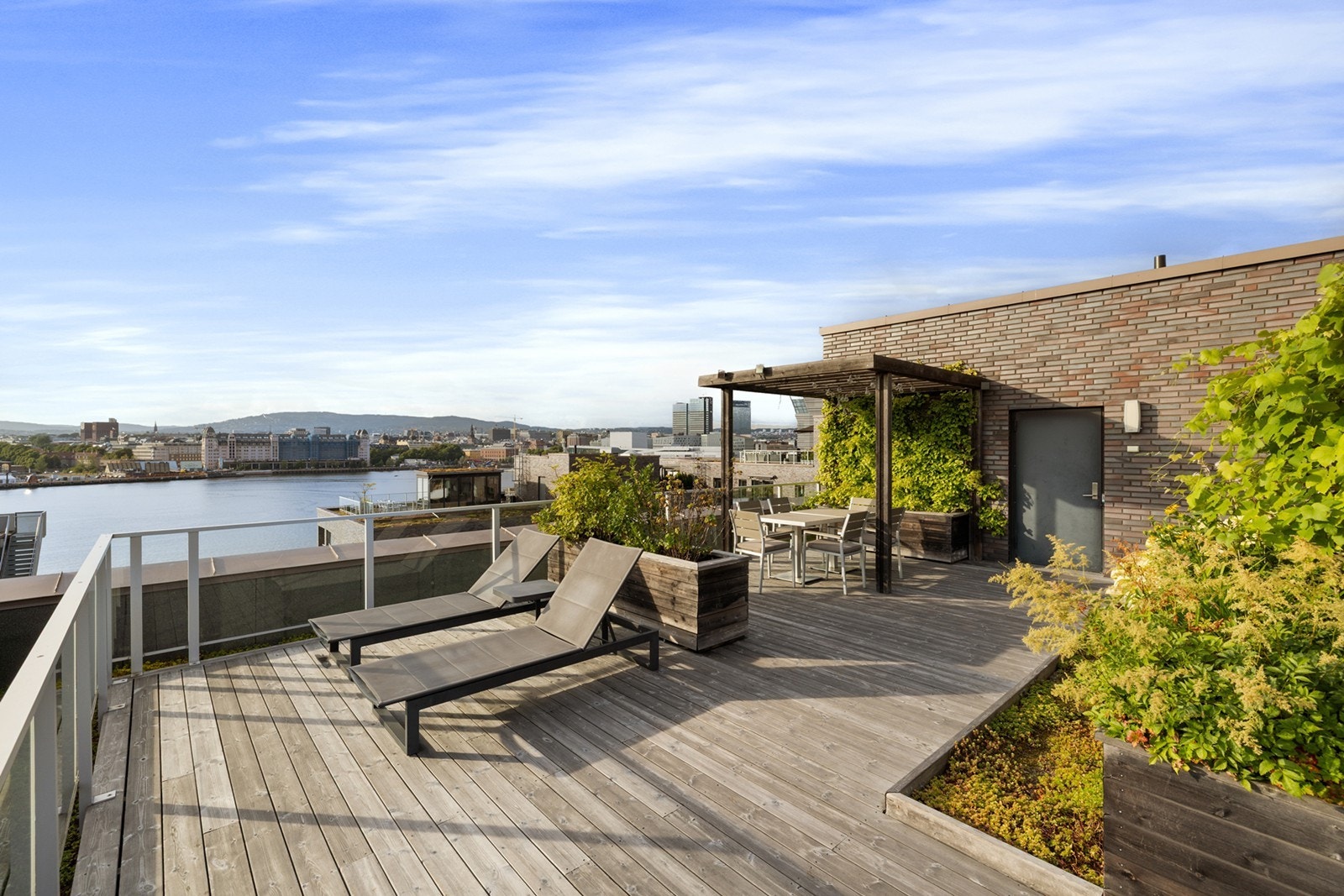 Sameiet har en stor og solrik felles takterrasse med fantastisk utsikt over fjorden, byen og nærområdene. Galleribilde