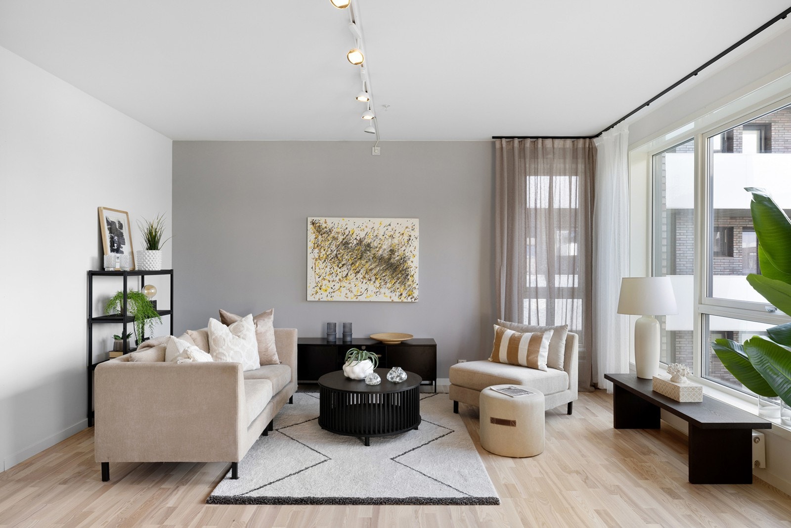 Dette er en hjørneleilighet med vinduer på to sider som gir flott lysinnslipp og en luftig romfølelse. Galleribilde