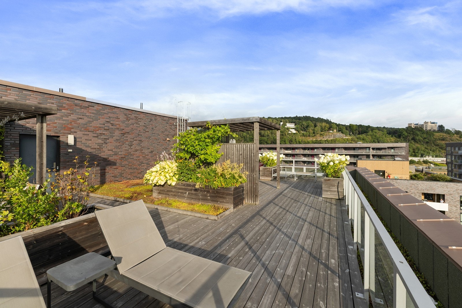 Her finner du både sittegrupper, solsenger og frodige plantekasser - et ideelt sted for avslapning, sosiale sammenkomster og å nyte lange sommerkvelder. Galleribilde