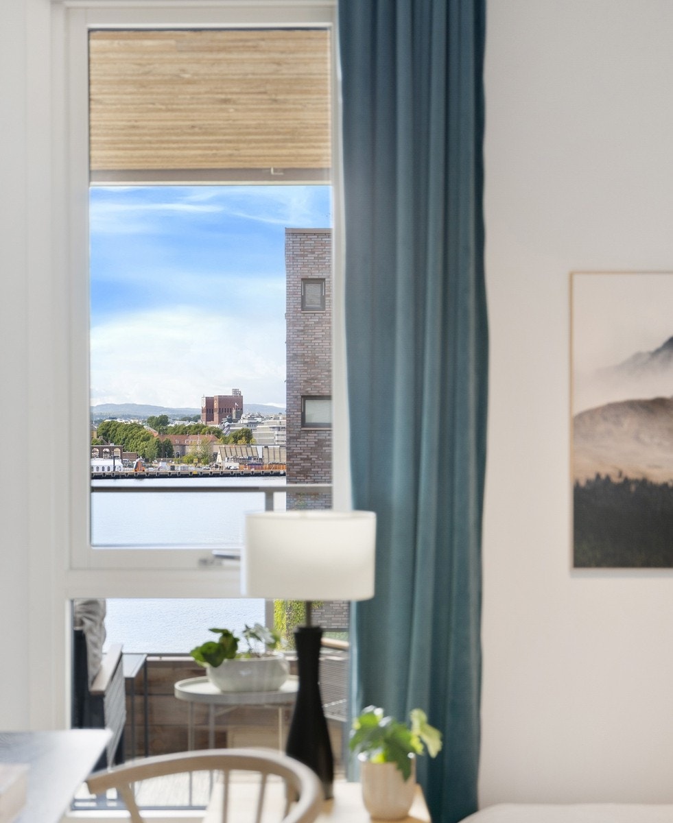 Stort vindu gir godt lysinnslipp og nydelig utsyn mot fjorden. Galleribilde