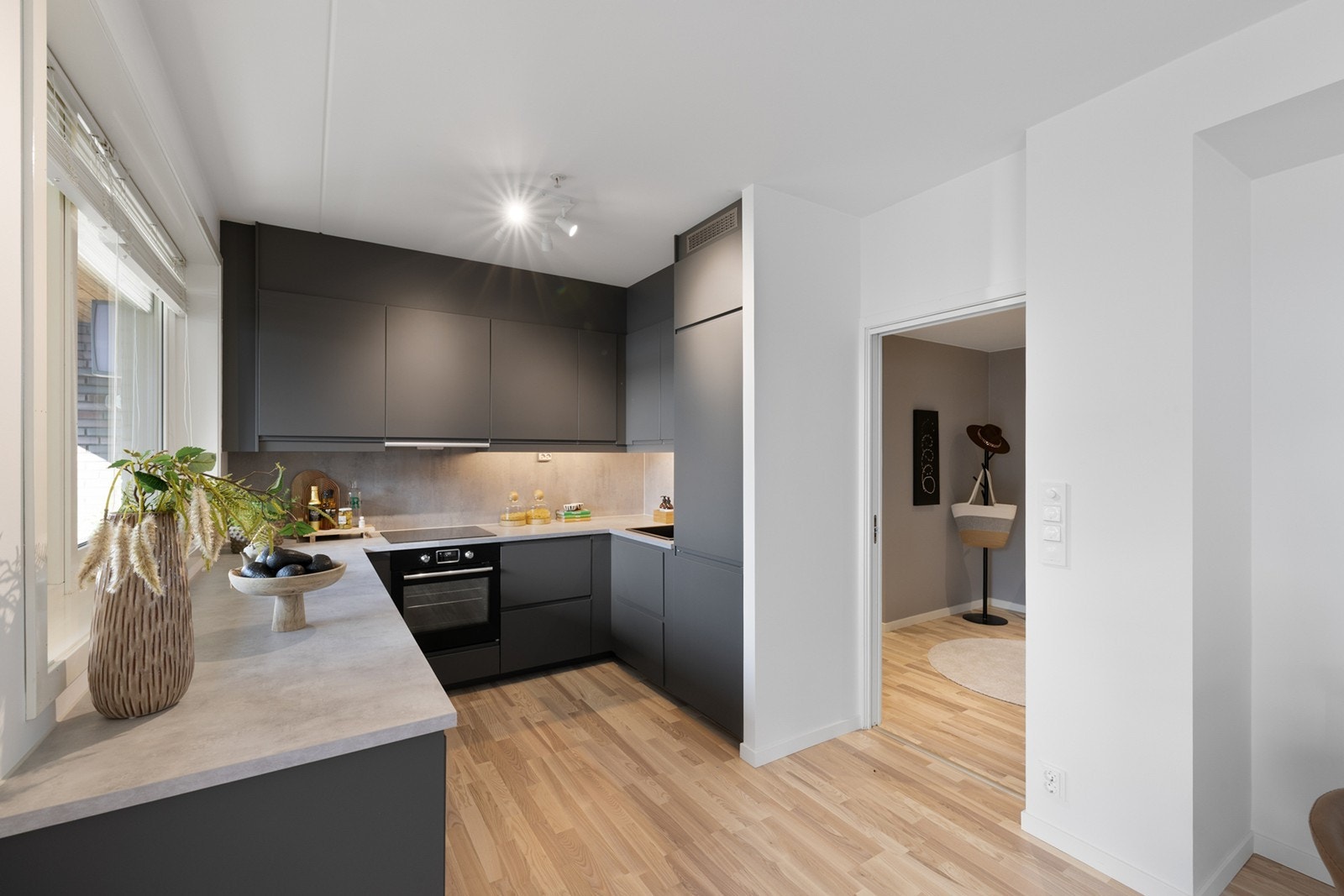 Kjøkkenet er komplett utstyrt med integrerte hvitevarer som oppvaskmaskin, kombiskap, komfyr og nedfelt platetopp og det er tilkoblet en ventilator over kokeplass. Galleribilde