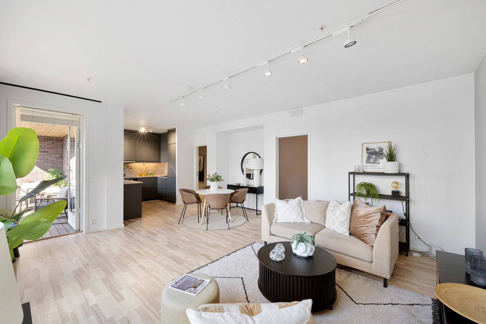 Den åpne løsningen mot kjøkken og spiseplass gir en sosial og funksjonell planløsning. Galleribilde