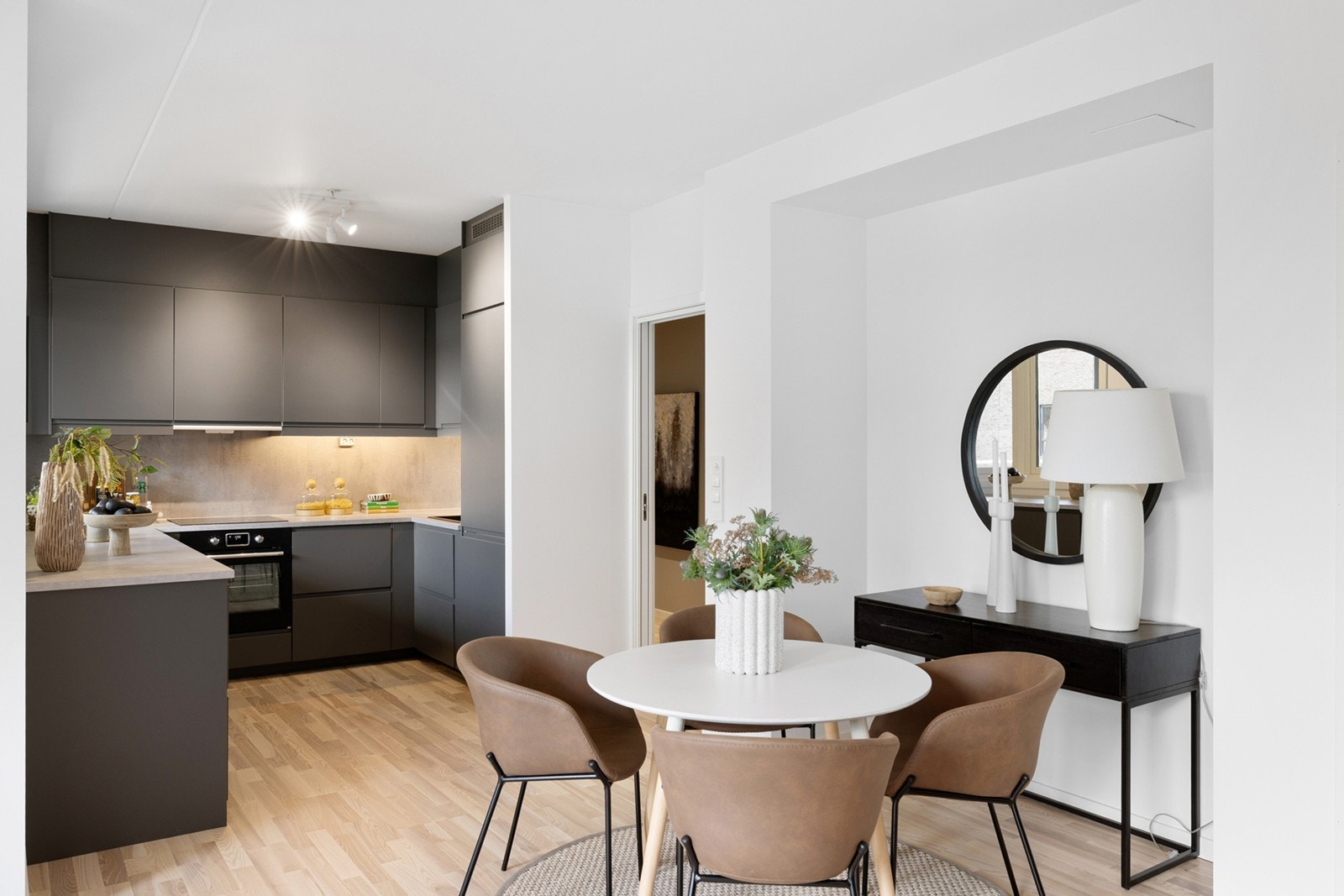 Lun og innbydende spiseplass i direkte tilknytning til kjøkkenet. Galleribilde