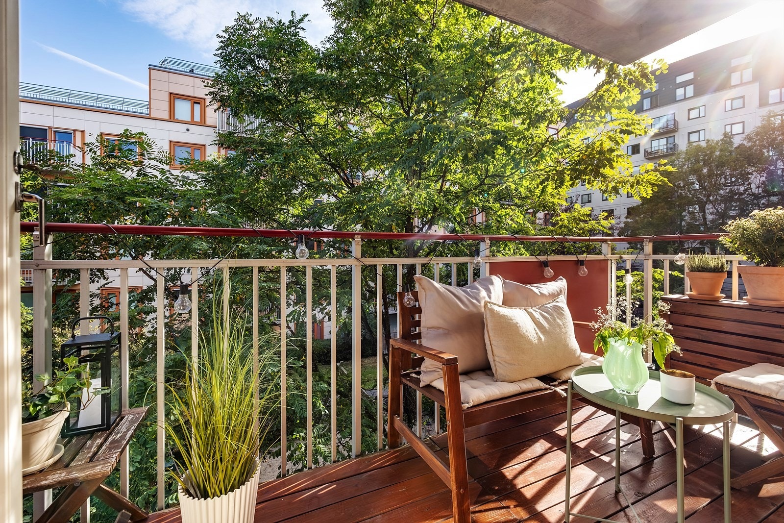 Balkongen vender inn mot rolig bakgård, så her kan du sitte i ro og fred mens du nyter solen. Galleribilde