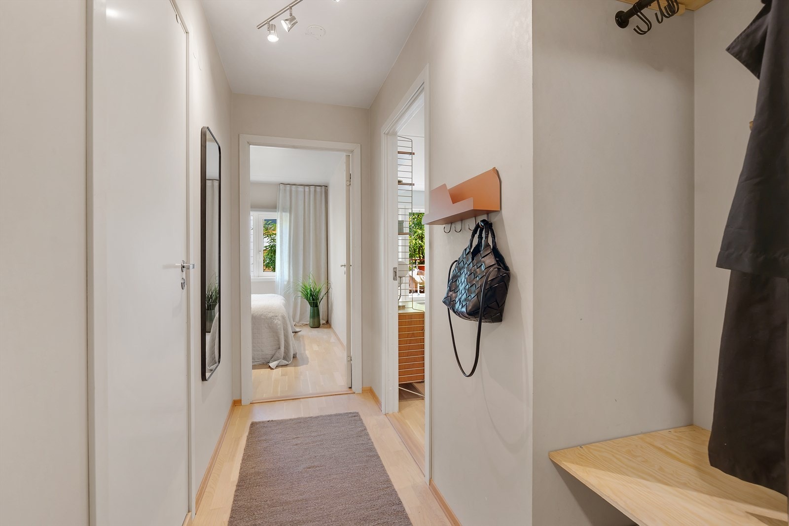 Entréen gir et lyst og innbydende førsteinntrykk. Plass til oppbevaring i praktisk garderobe. Galleribilde