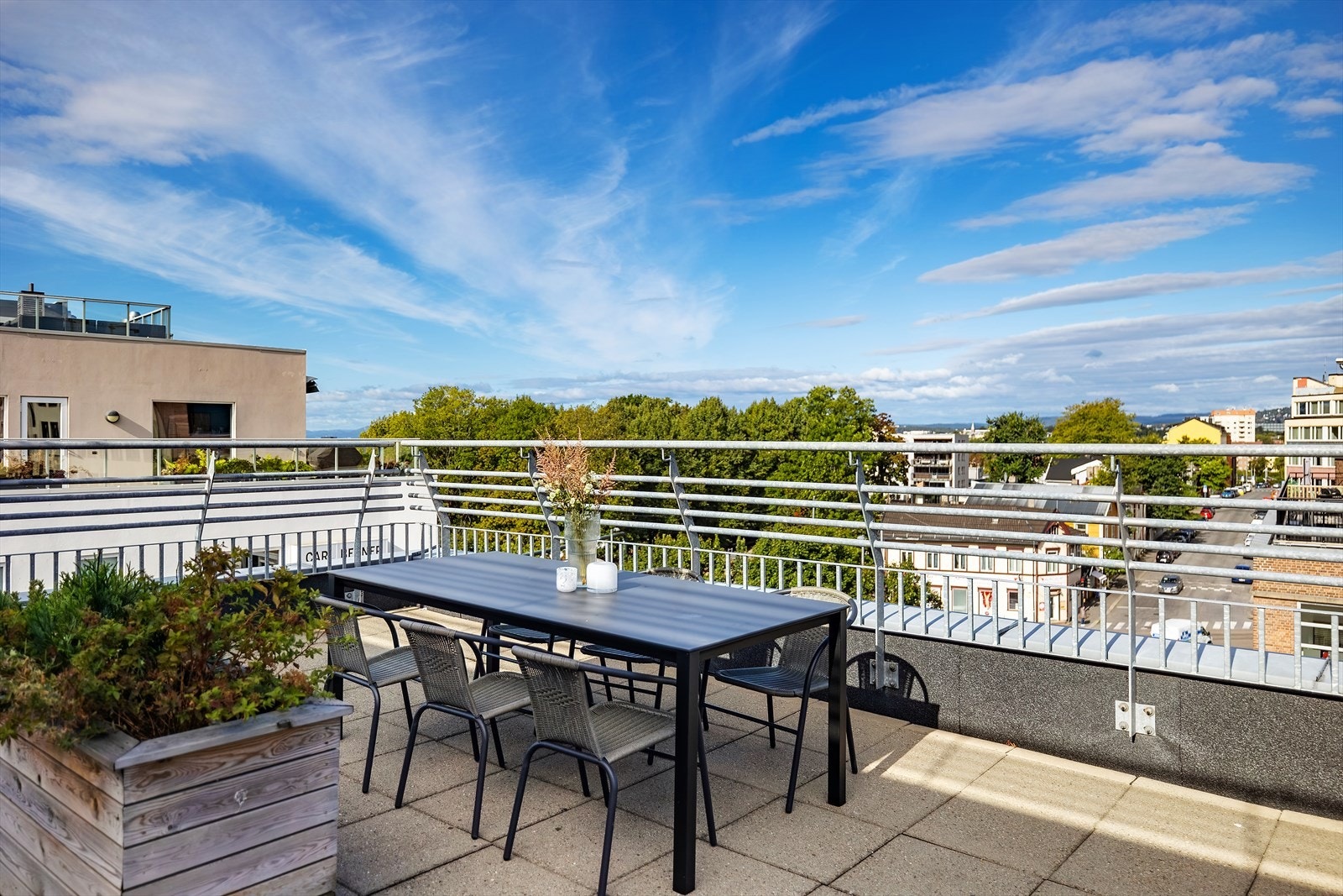 Veldrevet borettslaget som har felles takterrasse med vidstrakt utsikt. Galleribilde