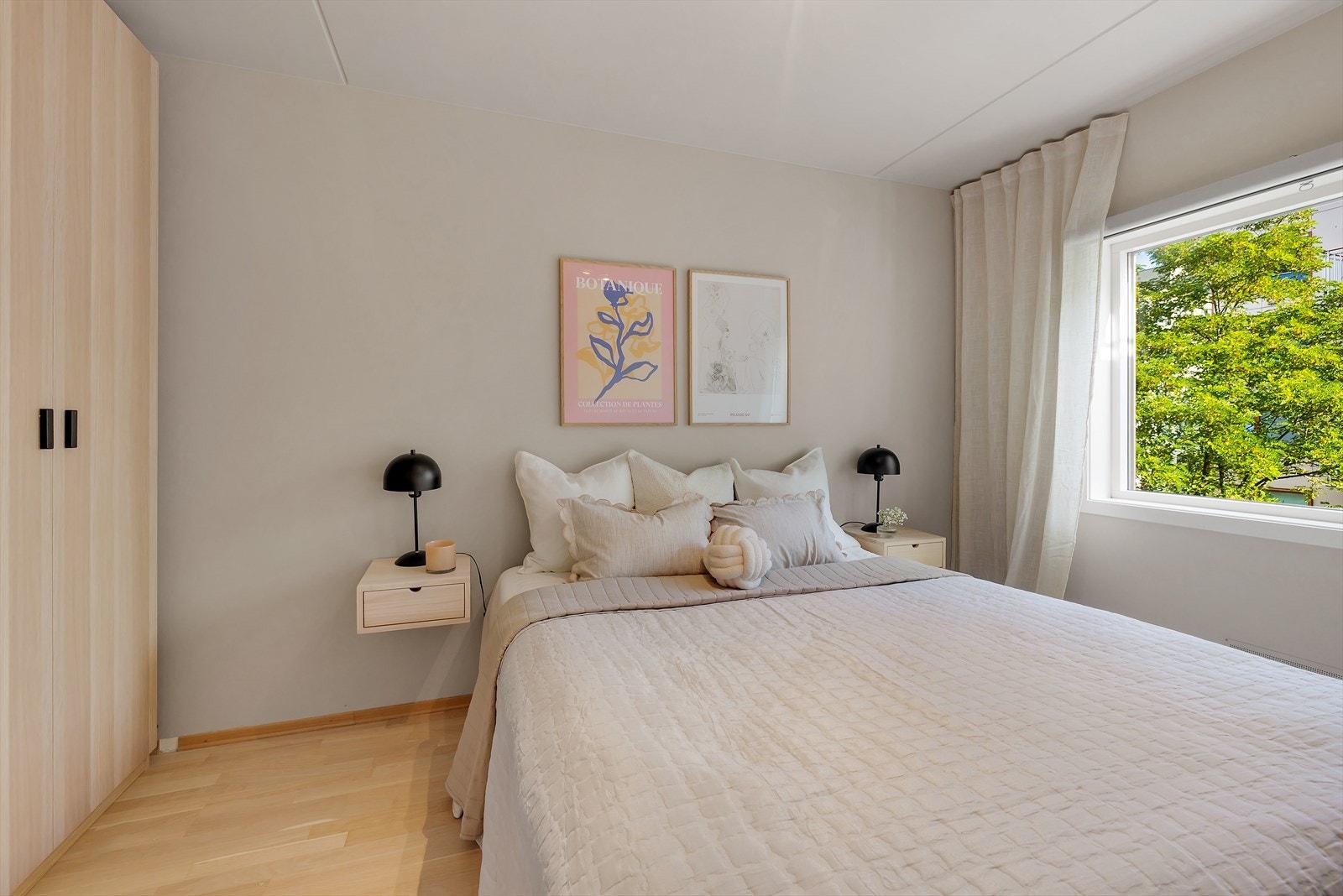 Det er godt med naturlig lys og rom for både seng og garderobeløsning. Galleribilde