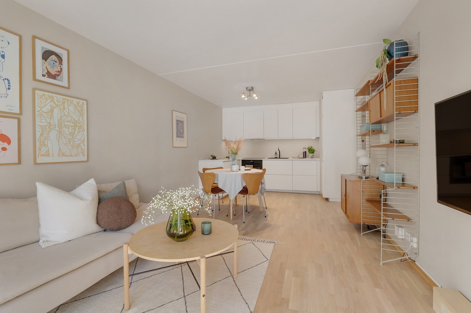 Gulvet er belagt med parkett, slipt i 2025, og veggene er malt i lyse farger. Galleribilde