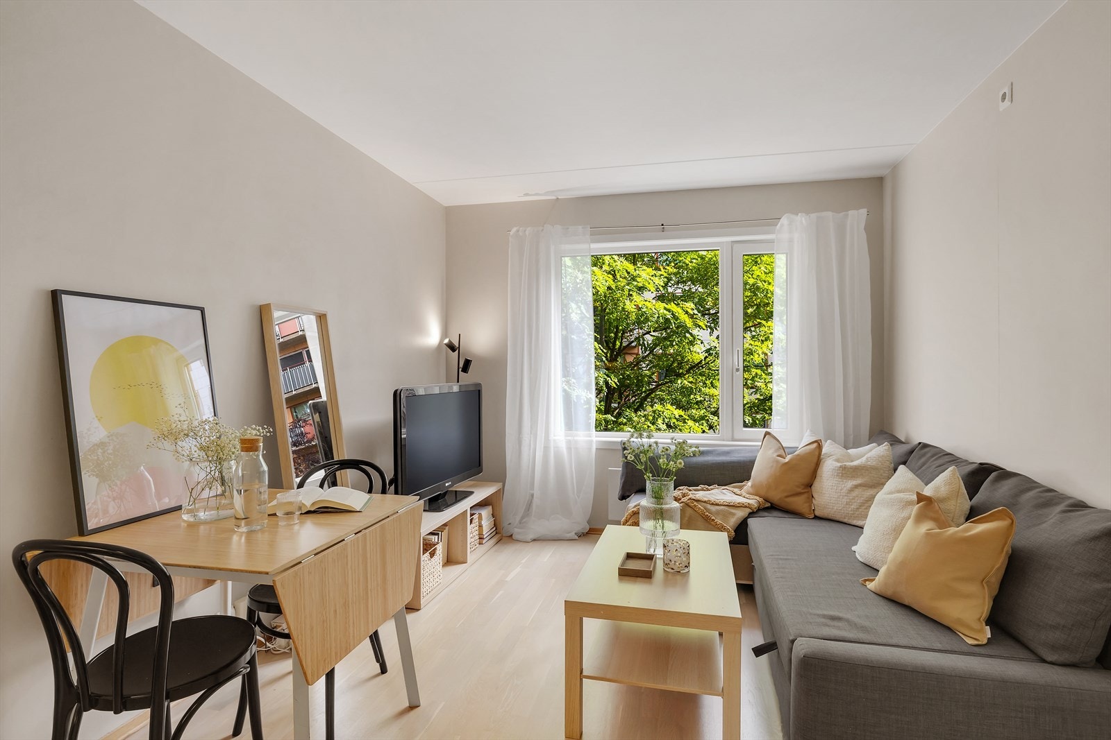 Hybelens innvendige gulvflater er belagt med parkett, som ble slipt i 2024. Veggene er malt og består av platekledning, noe som gir et rent og moderne uttrykk. Galleribilde