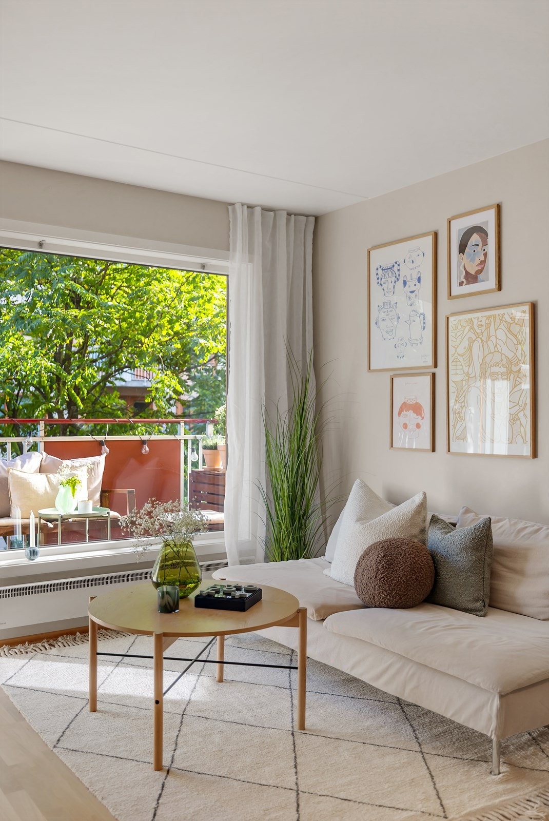 Det er rikelig med innlys fra store vindusflater, noe som gir en god atmosfære i rommet. Galleribilde