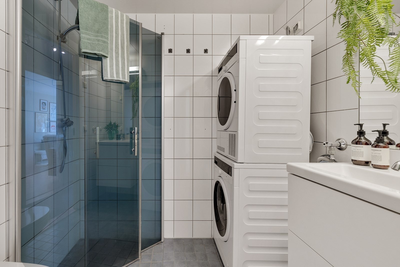 Badet er en prefabrikert badekabin med flislagte overflater og behagelig gulvvarme. Galleribilde