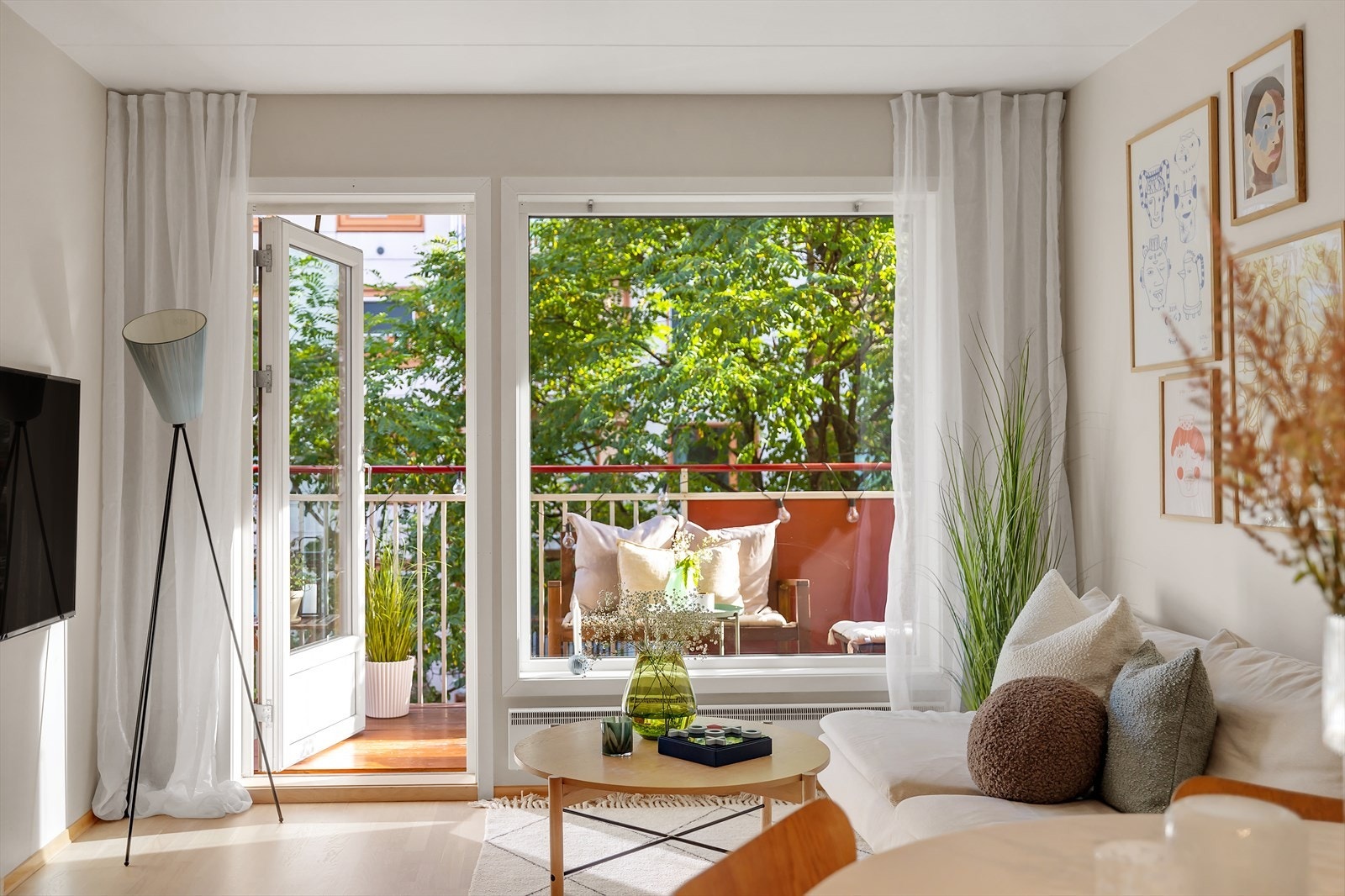 Stue og kjøkken er i en åpen løsning som skaper en god romfølelse og gir fleksibilitet i møbleringen. Galleribilde