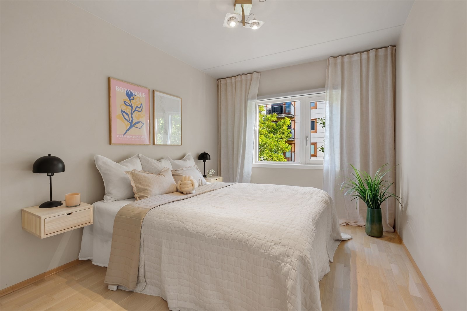 Soverommet har parkettgulv og malte vegger som gir et rolig og nøytralt preg. Galleribilde