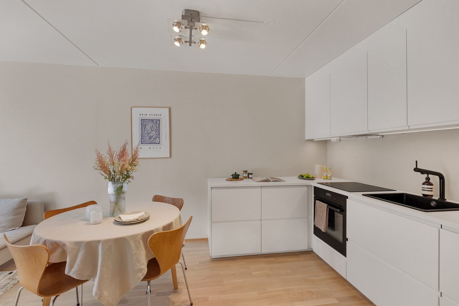 Det er lys under overskapene og ventilator med mekanisk avtrekk. Galleribilde