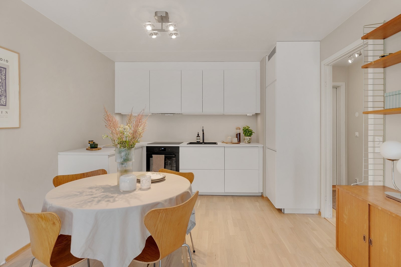 Kjøkkeninnredningen fra Ikea (2023) har glatte fronter og en laminert benkeplate. Galleribilde