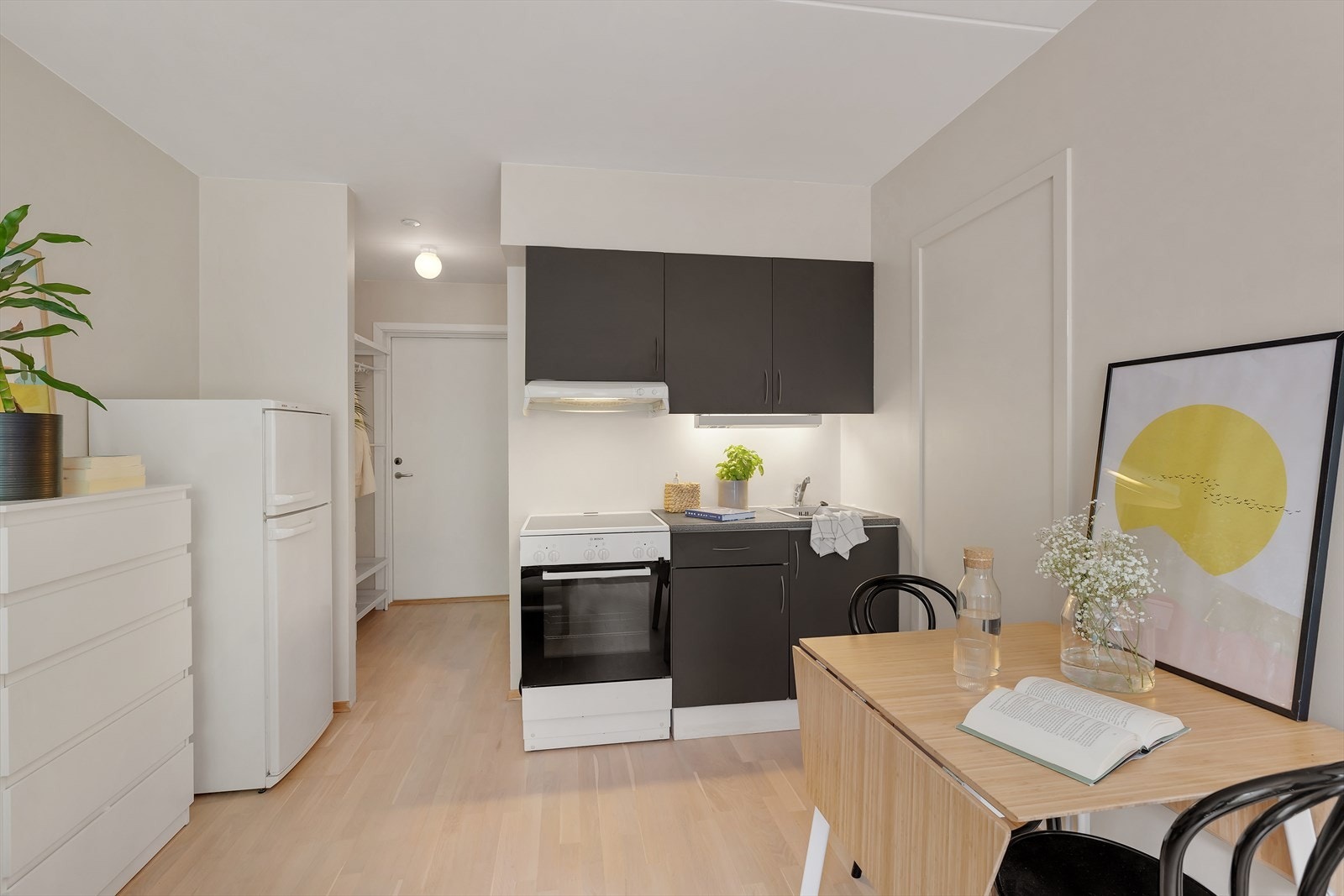 Kjøkkeninnredningen har glatte fronter og laminert benkeplate med oppvaskkum og 1-greps blandebatteri. Galleribilde