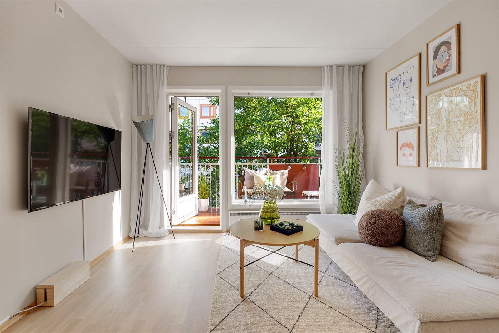 Fra stuen er det utgang til balkong som gir ekstra boltreplass og gode lysforhold. Galleribilde