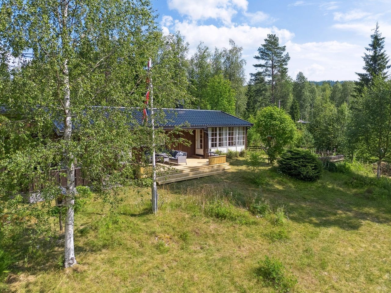 Rundt hytta er det naturtomt med stedets vegetasjon. Parkering ved hytta. Galleribilde