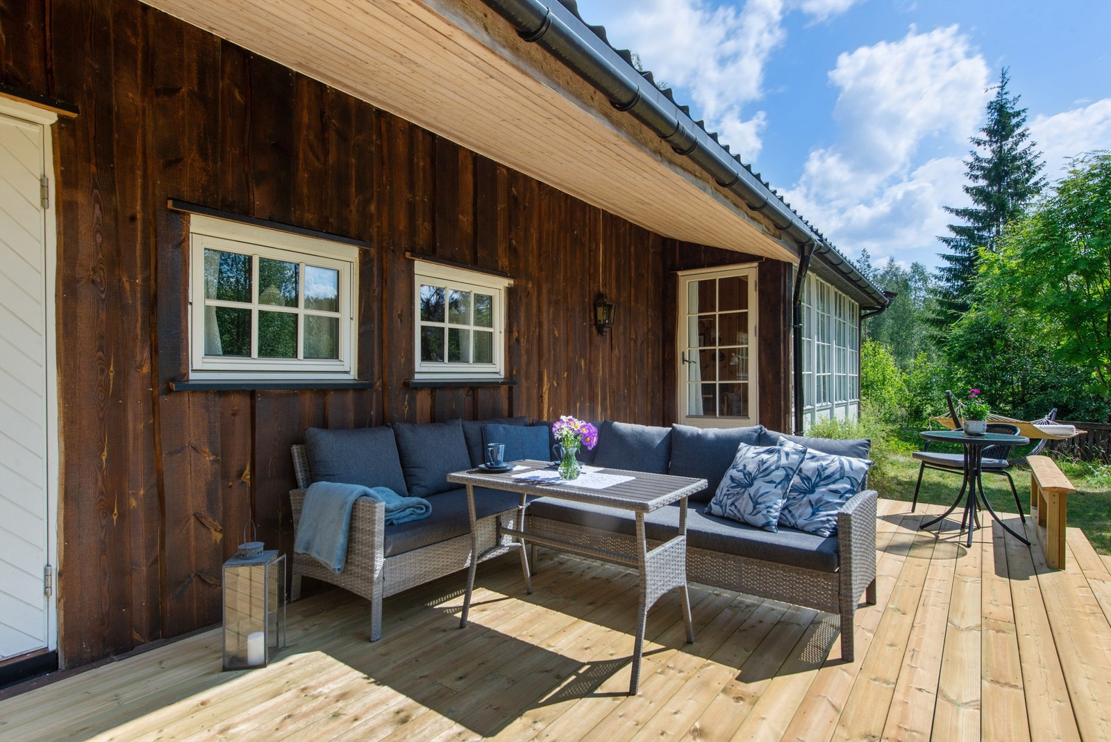 Stor solrik terrasse, perfekt arena for sosiale sammenkomster. Galleribilde
