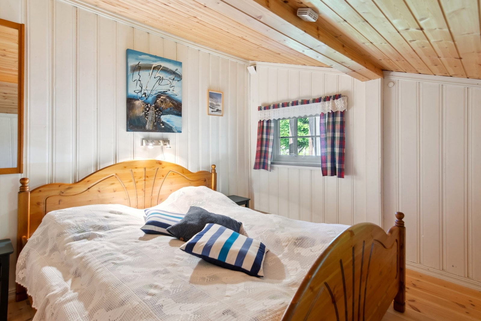 Hyttas hovedsoverom med plass til dobbeltseng. Galleribilde