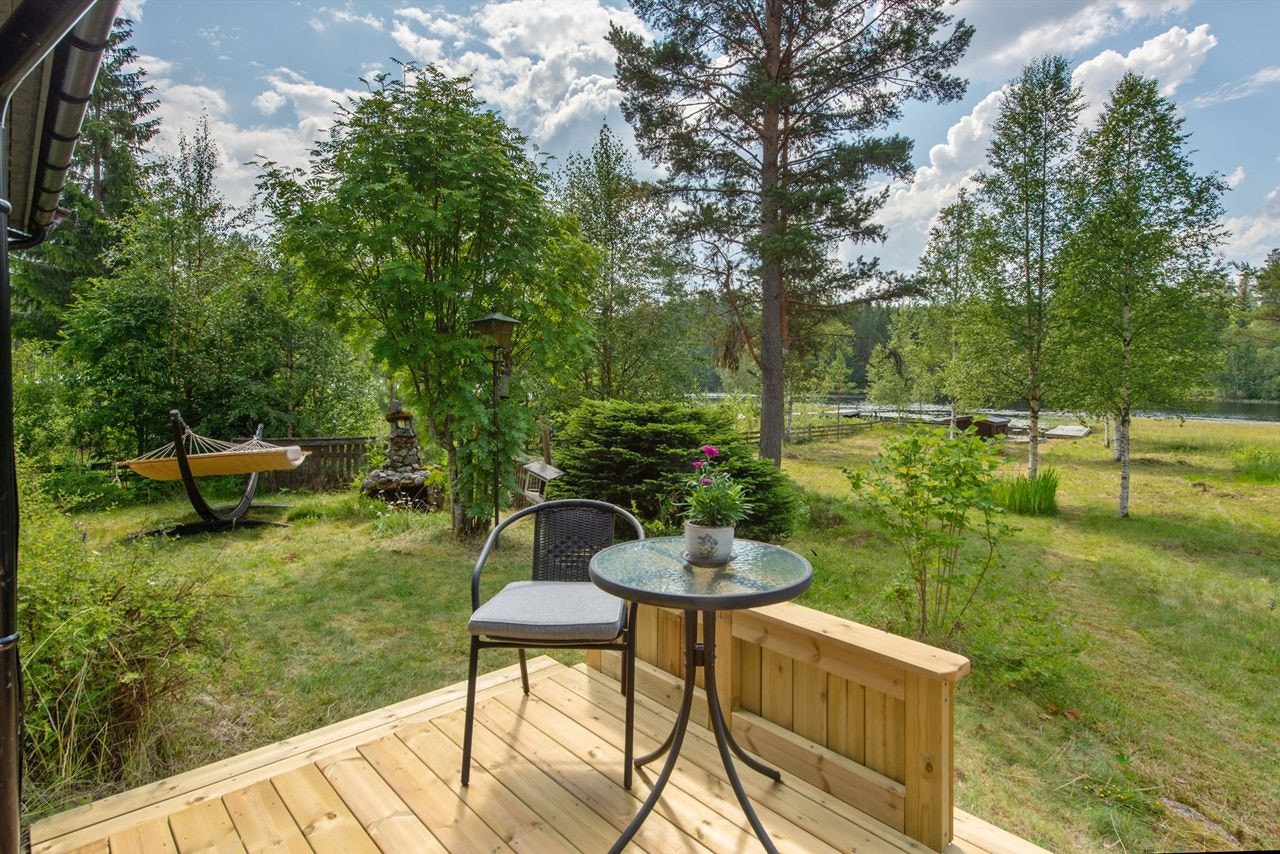 En fredfull krok for morgenkaffen med utsikt over hagen og sjøen. Galleribilde