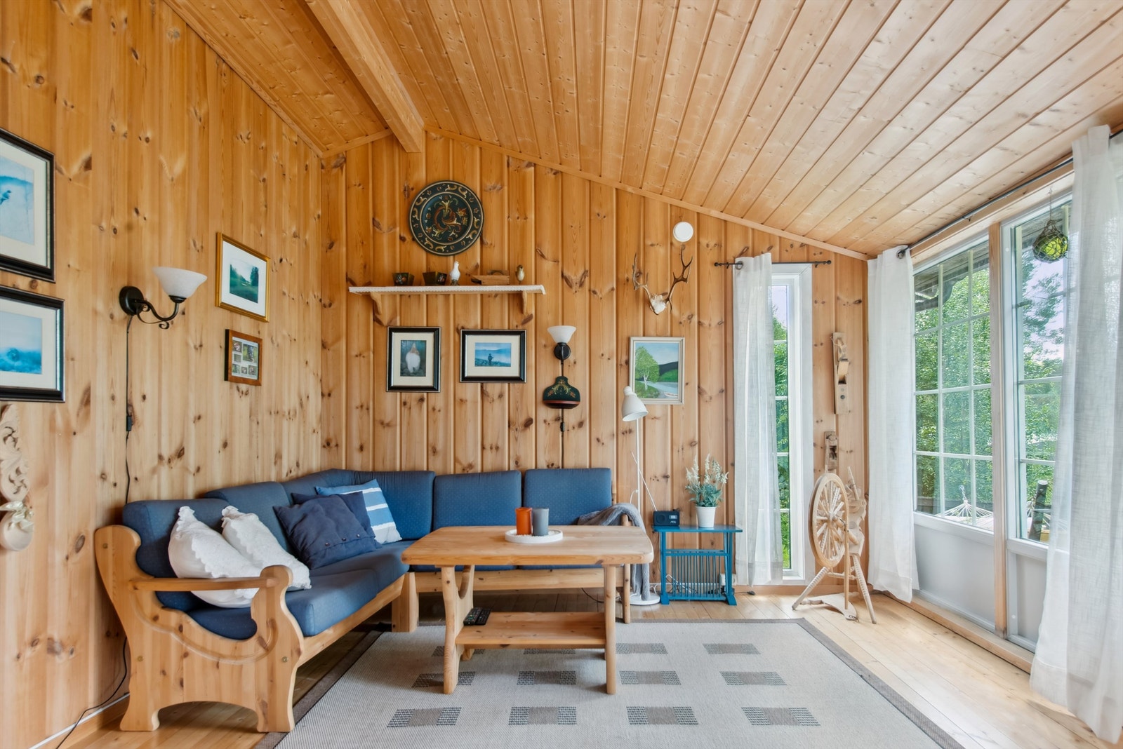 Hytta er i tradisjonell hyttestil med tregulv og trepanel på vegger og himling. Galleribilde