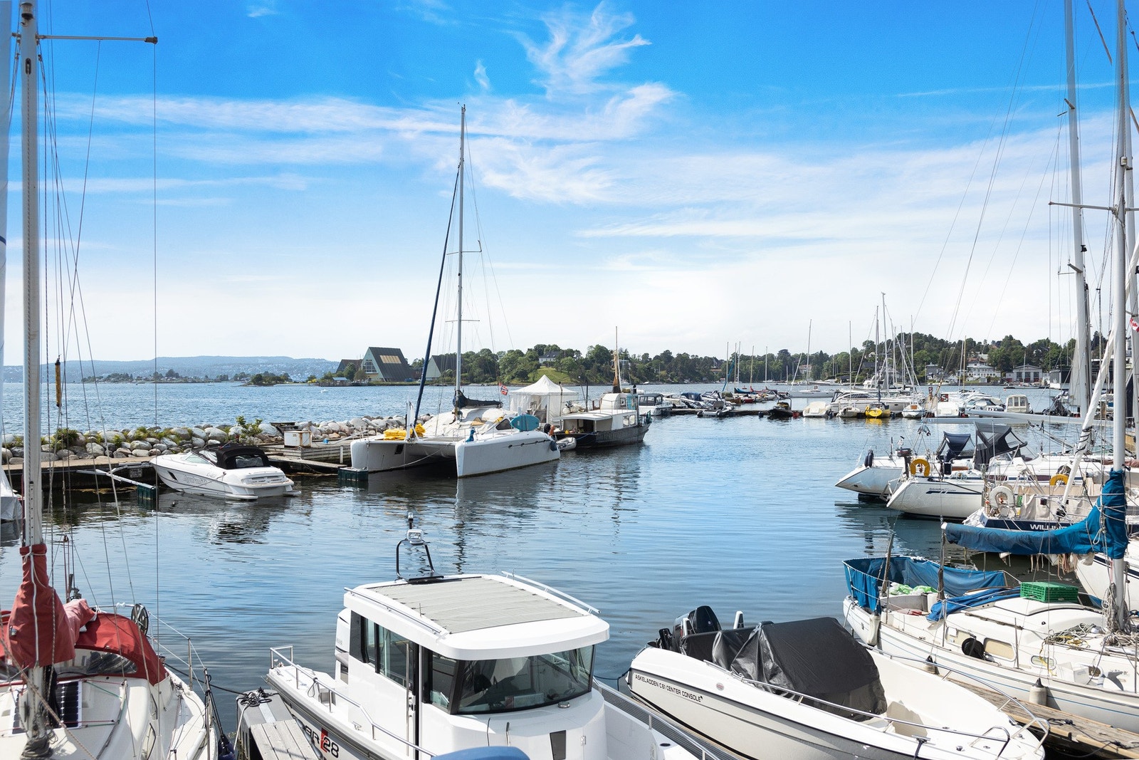 Frognerkilen med flotte gangstier langs sjøen, båtplasser og spisesteder. Galleribilde