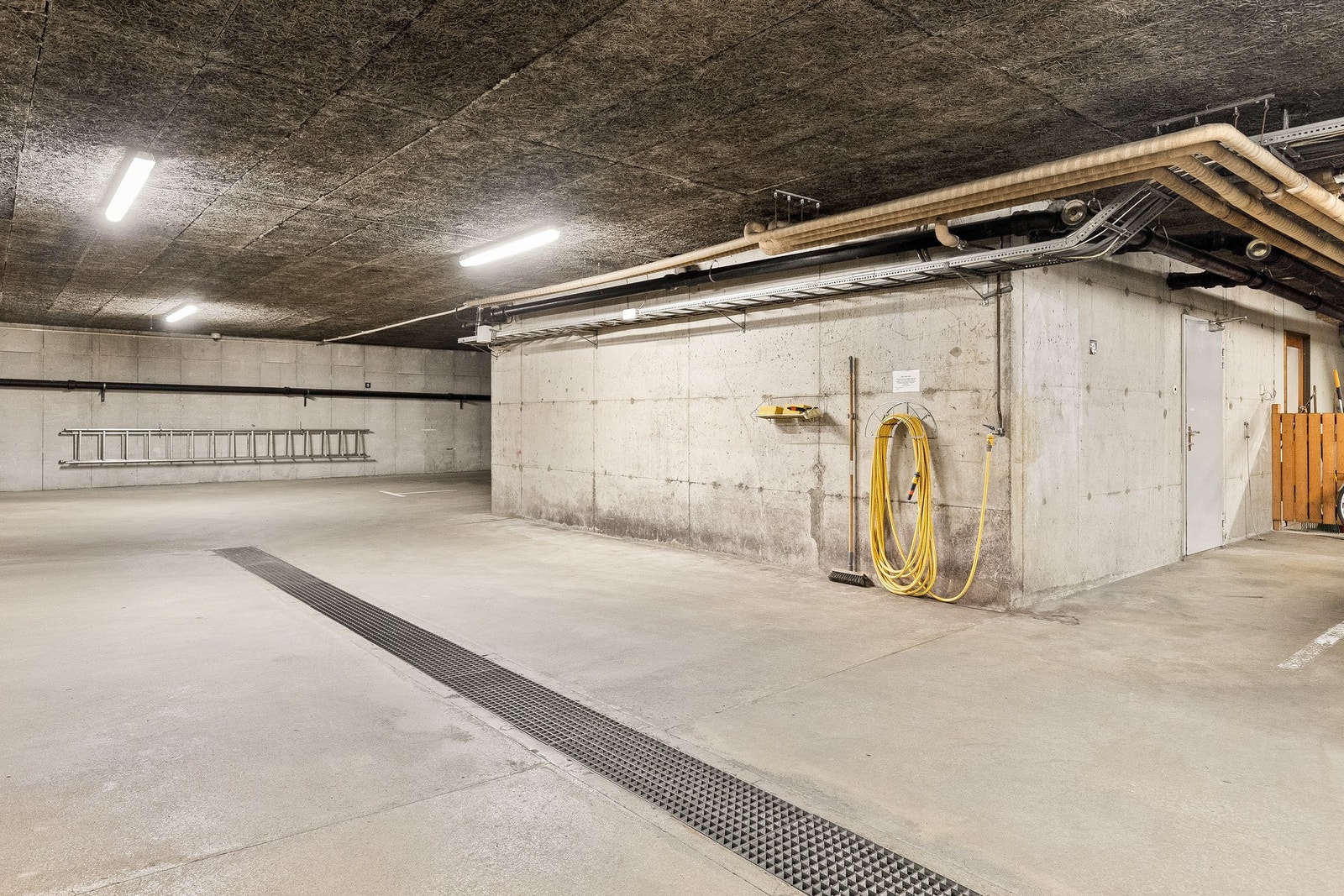 I garasjeanlegget finnes det også tre vaskeplasser for bil og sykkel til fri bruk for beboere. Galleribilde