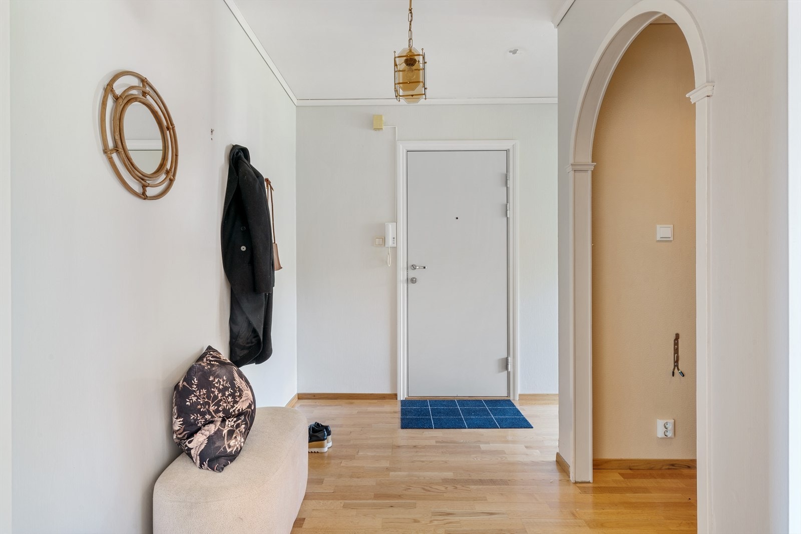 - Entréen måler 6,5m² og har god plass til ønsket oppbevaringsløsning - Galleribilde