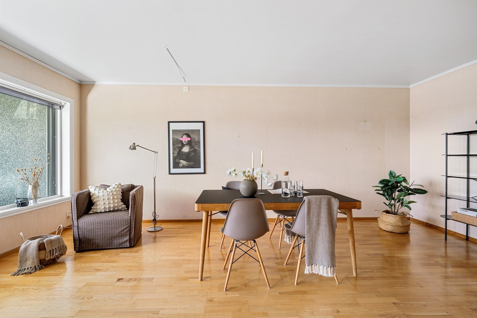 - Stuens gode størrelse bidrar til at du enkelt kan innrede med ønsket møblement i ulike soner - Galleribilde