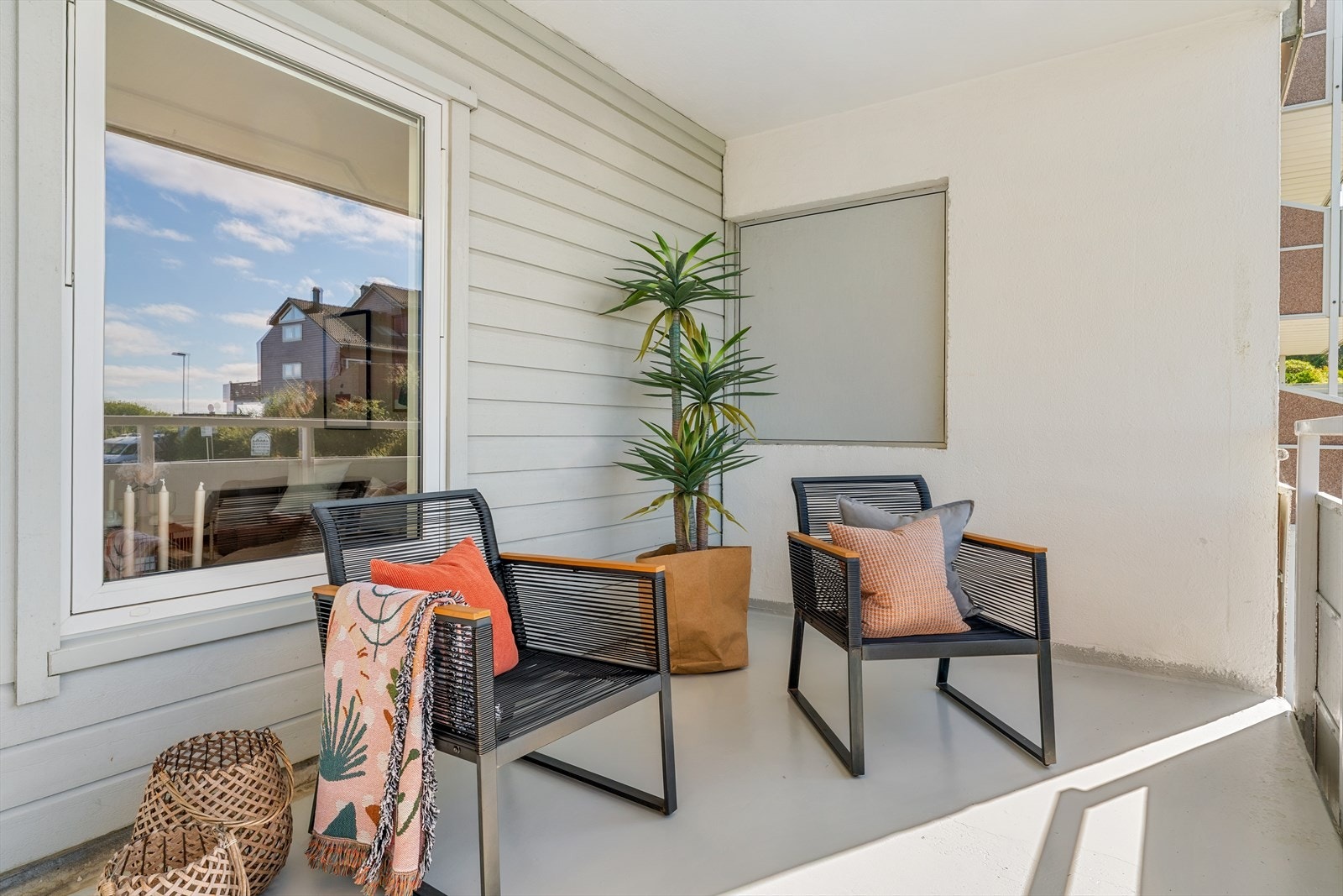 - Det at balkongen er overbygget gjør bruksmulighetene betraktelig større, og utemøbler o.l. kan stå ute store deler av året - Galleribilde