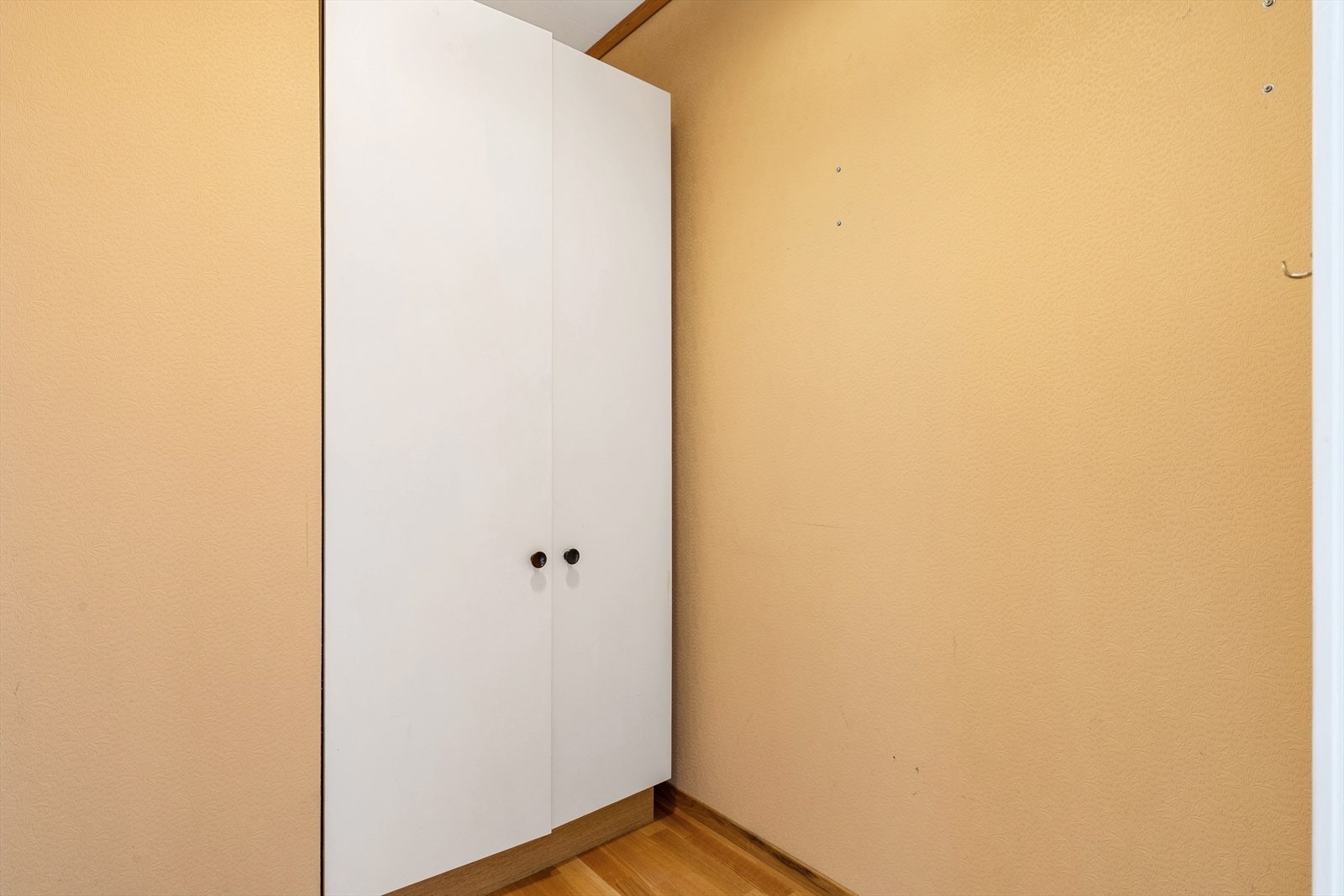 - Med videre tilkomst til garderobe på 2,8m² - Galleribilde