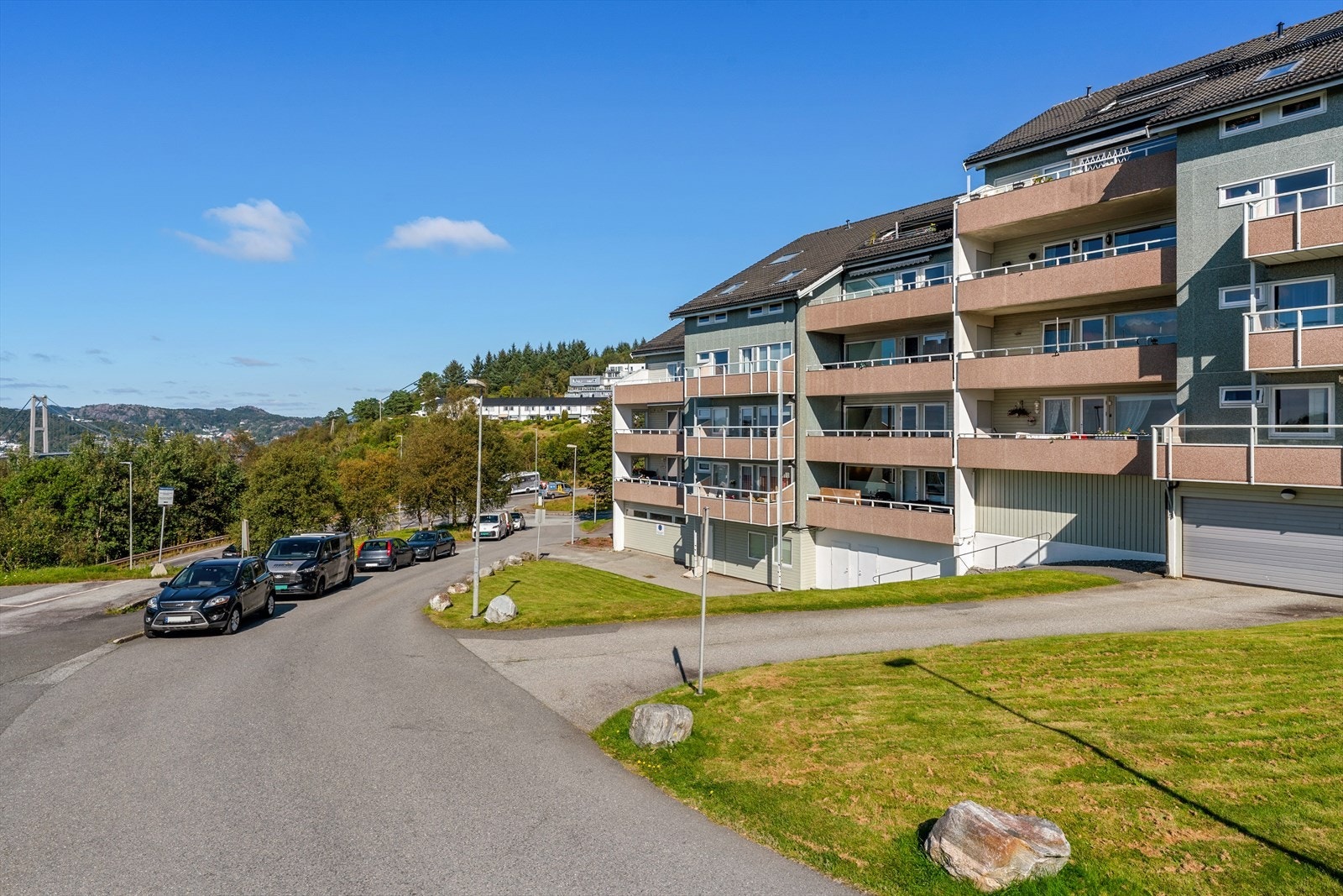 - Fra leiligheten er det kun 1 minutts gange til busstopp med 4 ulike linjer - Galleribilde