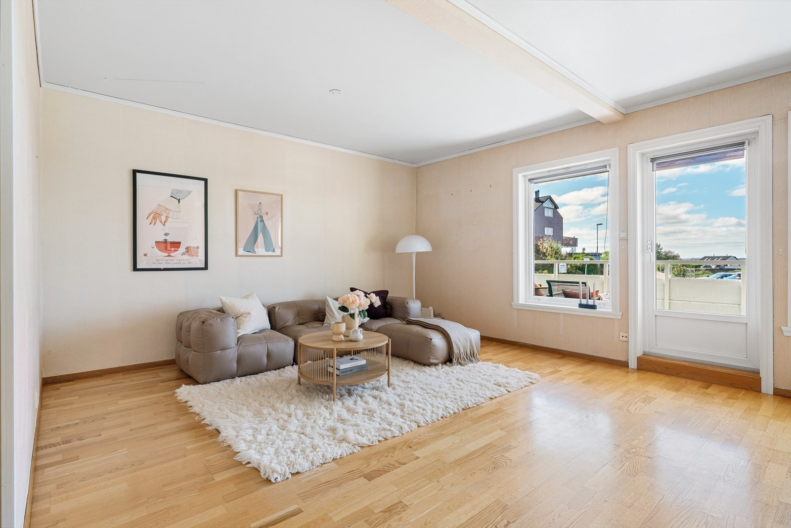 - Leiligheten inneholder entré, 2 soverom, stue, kjøkken, mellomgang, bad, vaskerom og garderobe - Galleribilde