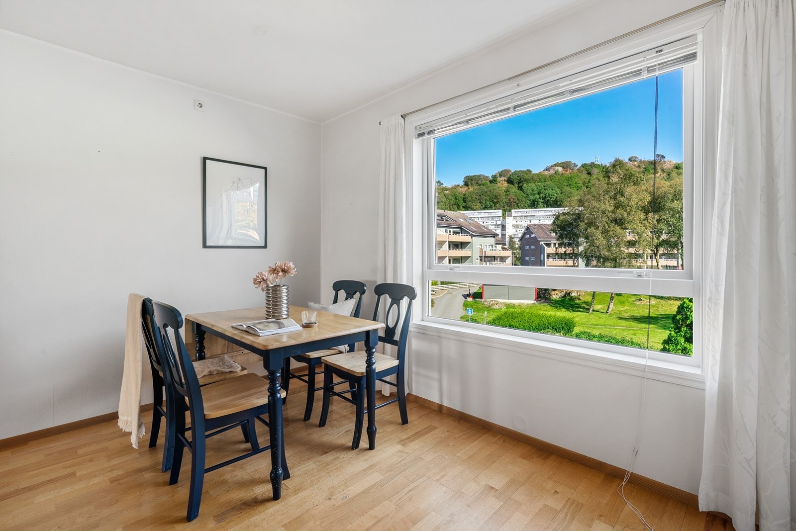 - God plass til et hyggelig spisebord på kjøkkenet - Galleribilde