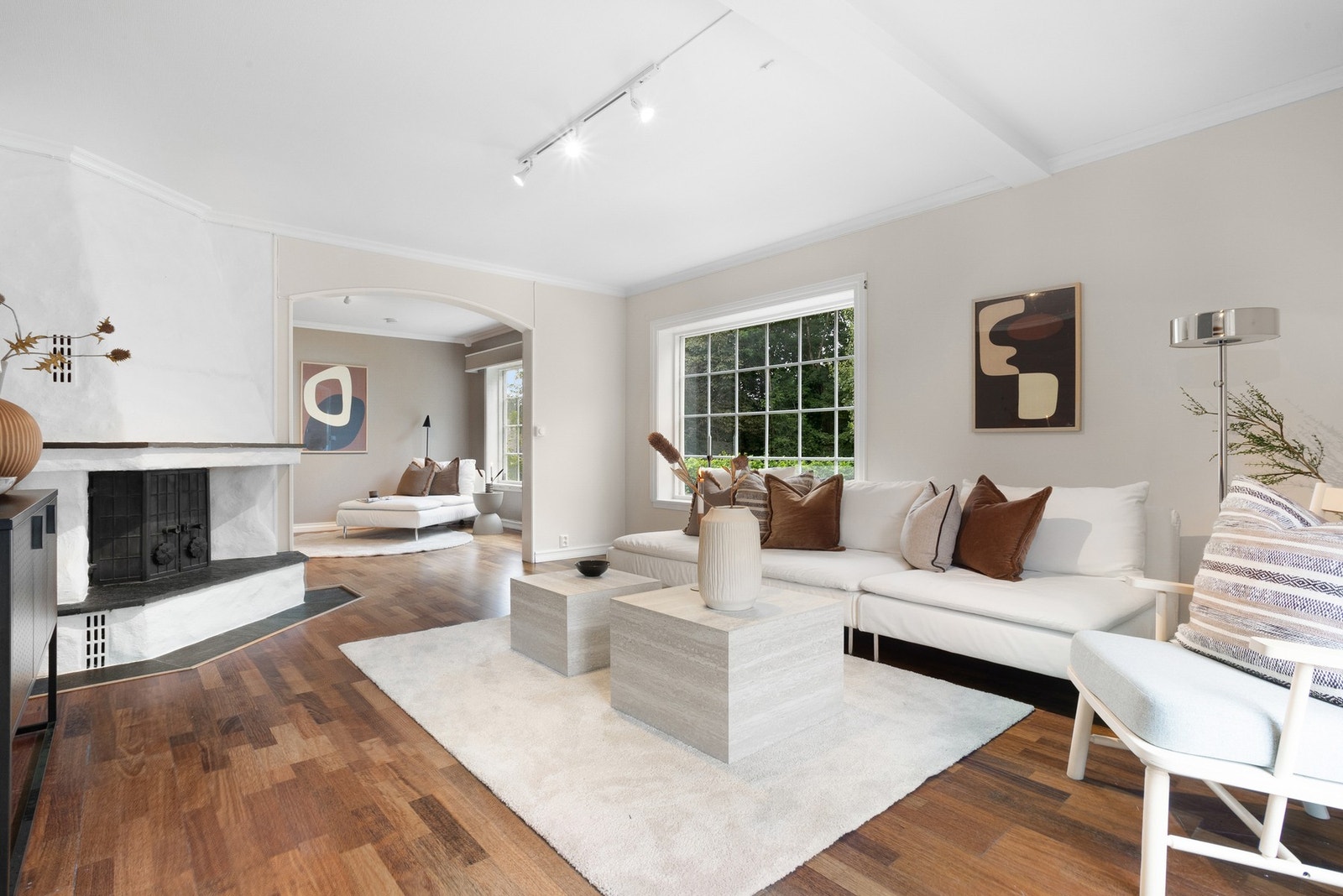 To romslige stuer med montert peis/vedovn. Galleribilde