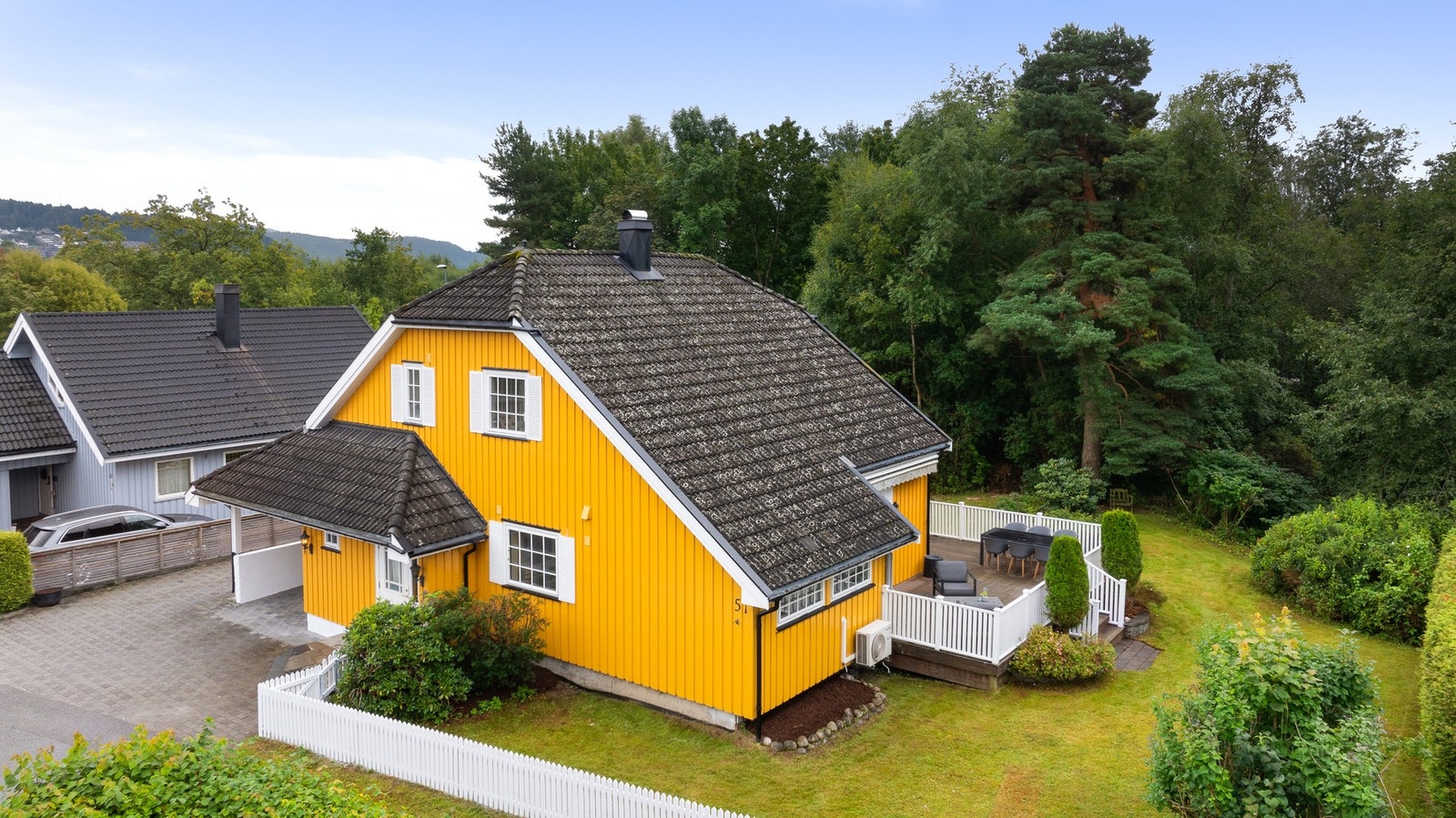 Eiendommen grenser til et friområde, og til barnas store glede er det en lekeplass i nabolaget. Galleribilde