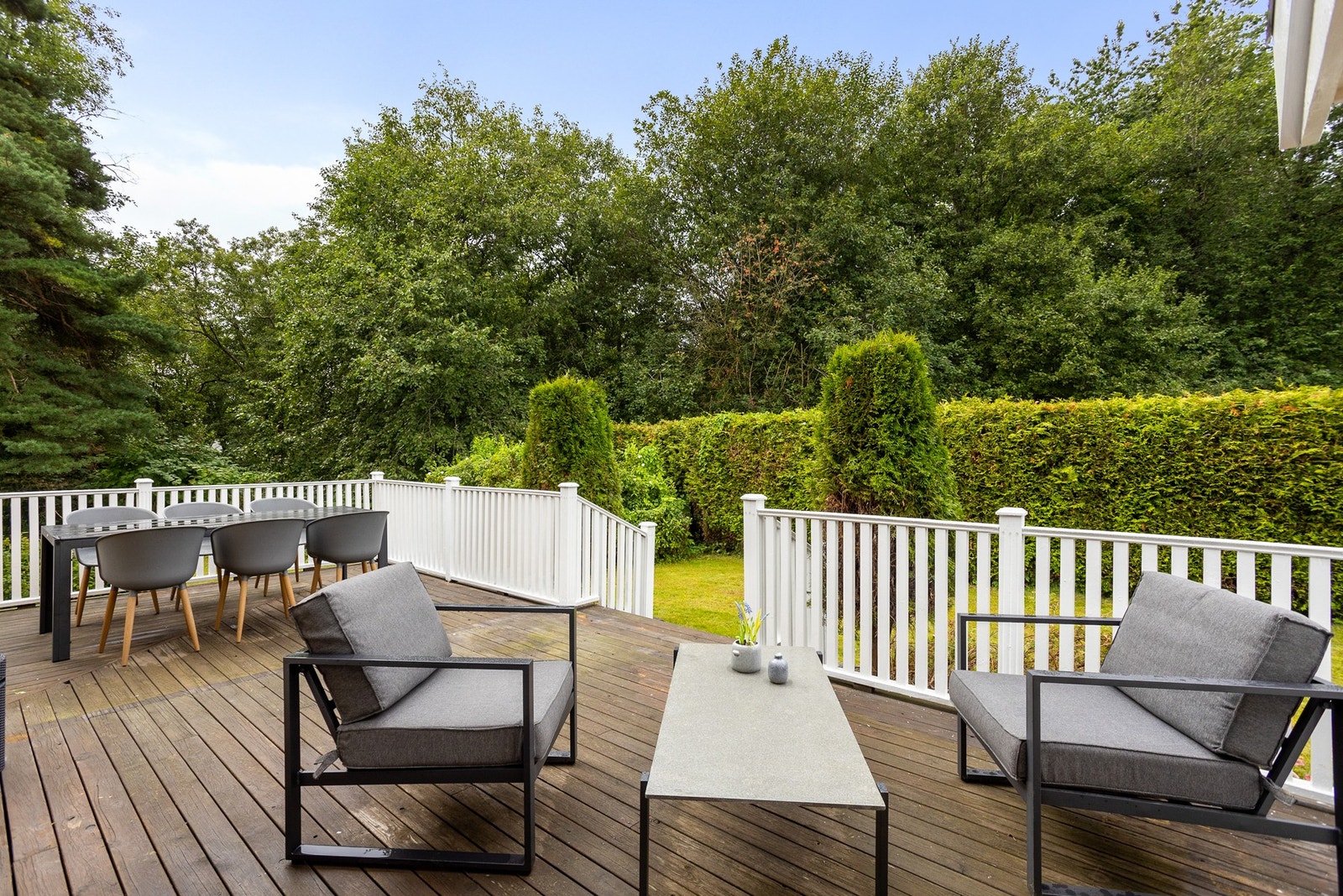 Direkte adkomst fra terrasse til hagen. Galleribilde