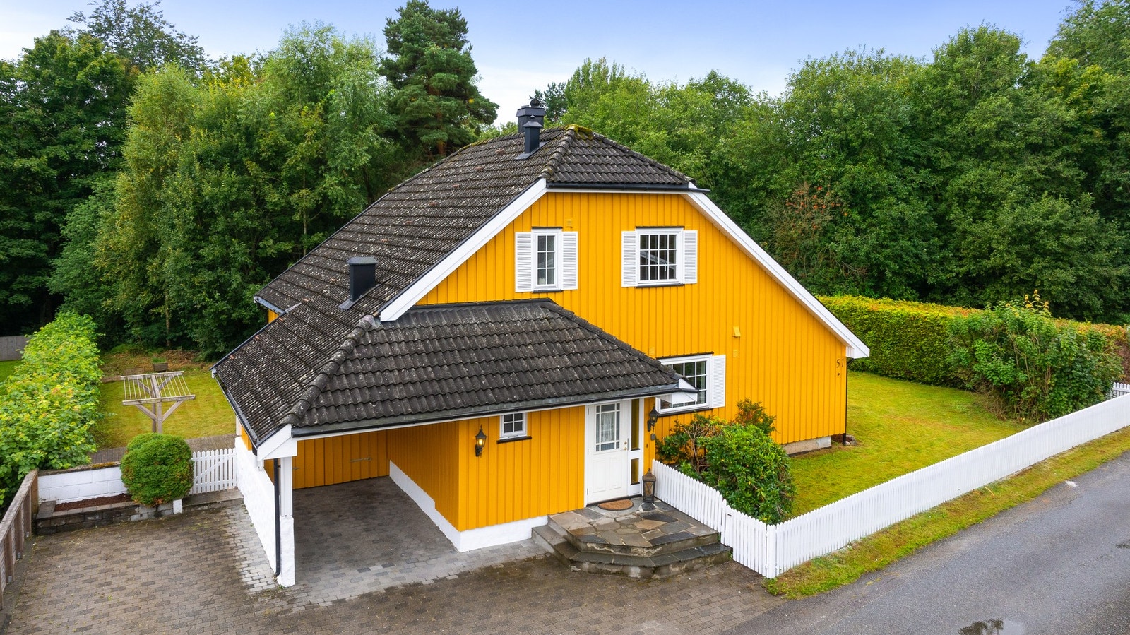 PrivatMegleren har gleden av å presentere Vestre Buktenveg 51 - Romslig enebolig over to plan pluss kjeller. Med en rolig og barnevennlig beliggenheten. Galleribilde