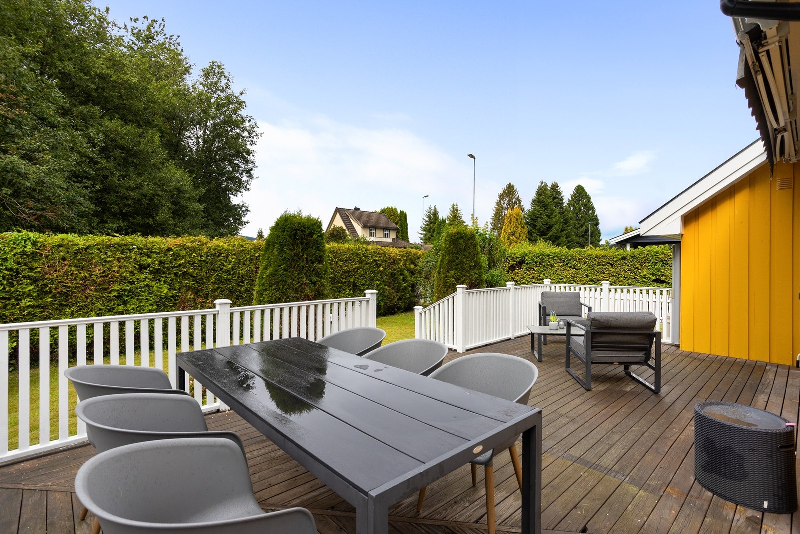 Terrassen oppleves som usjenert, og innbyr til lange, sosiale kvelder. Galleribilde